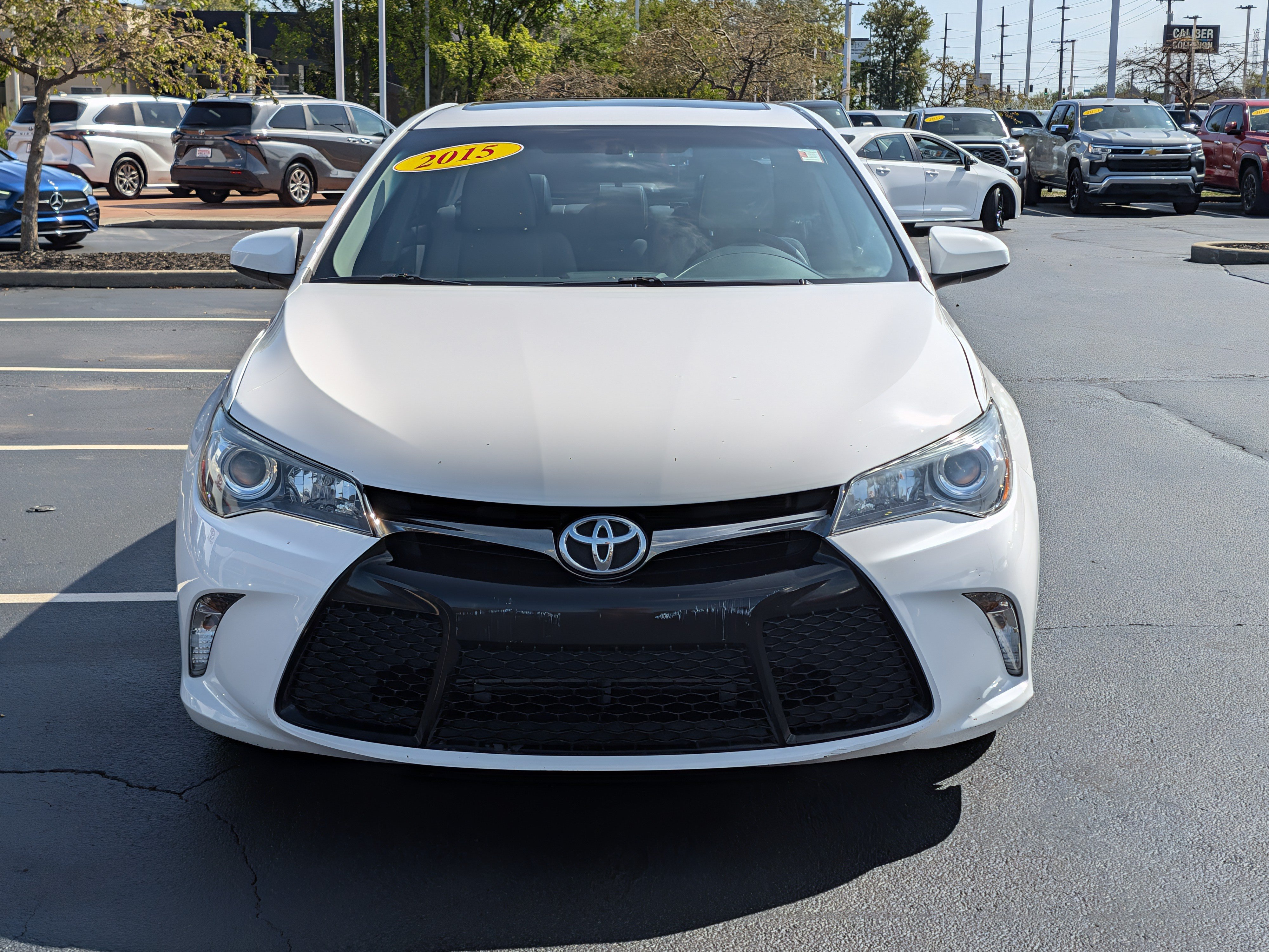 Used 2015 Toyota Camry SE w/ Moonroof Package FWD image 2