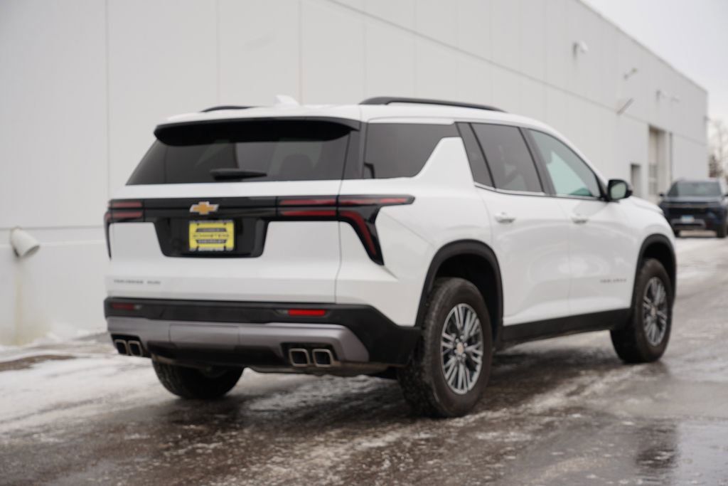 Used 2025 Chevrolet Traverse LT image 3