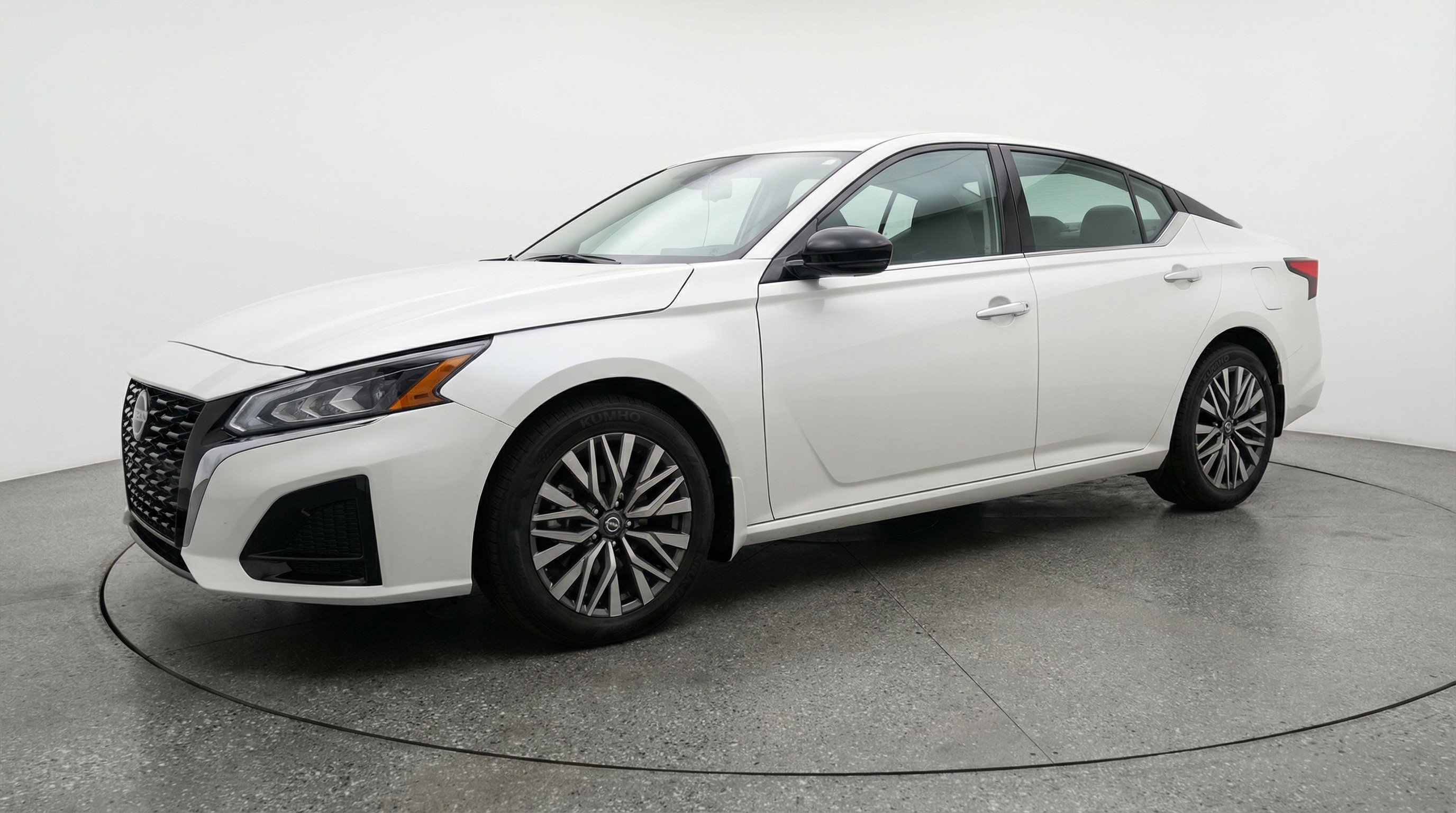 Used 2025 Nissan Altima 2.5 SV FWD image 3