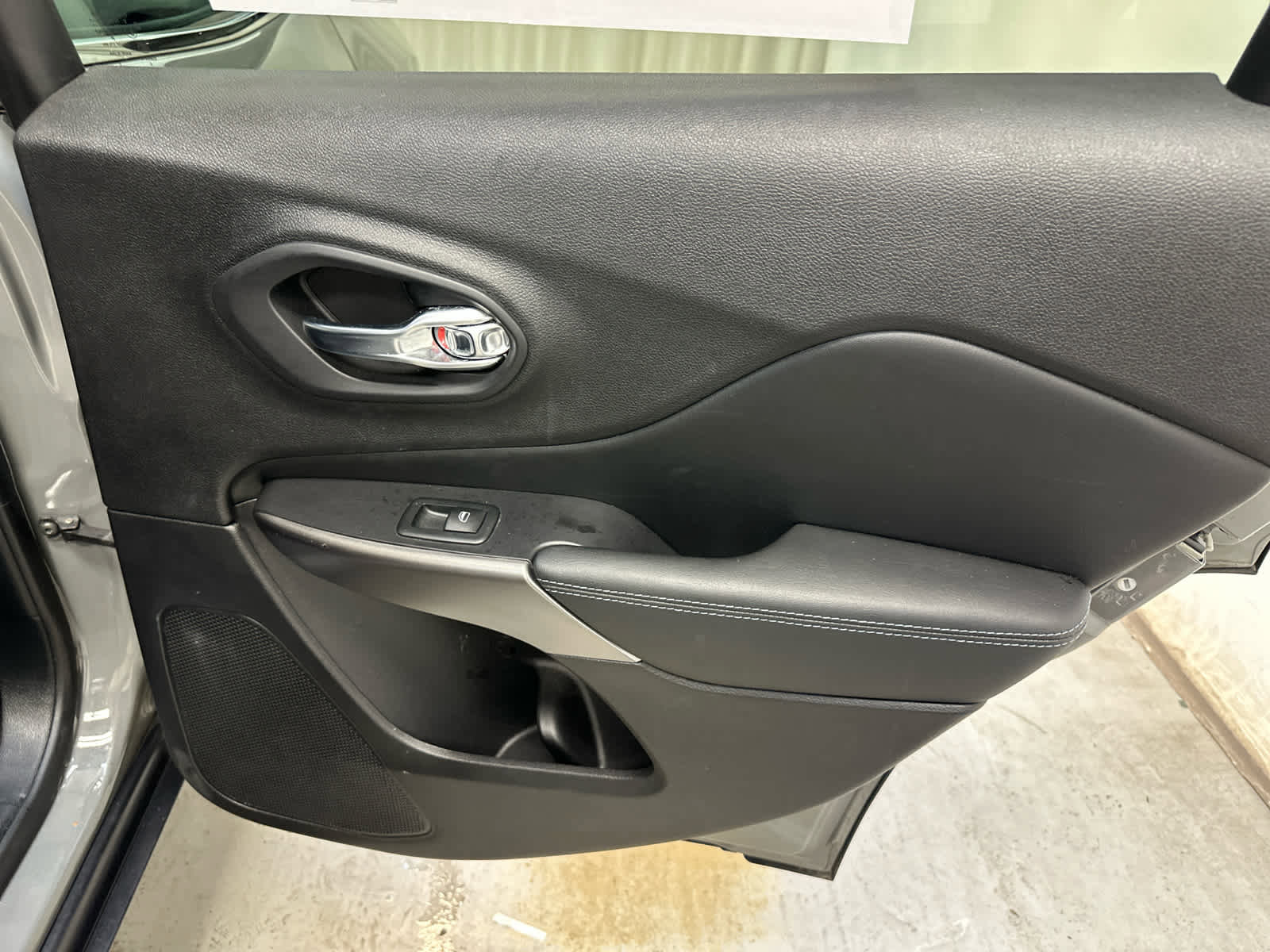 Used 2020 Jeep Cherokee Latitude Plus w/ Cold Weather Group image 29