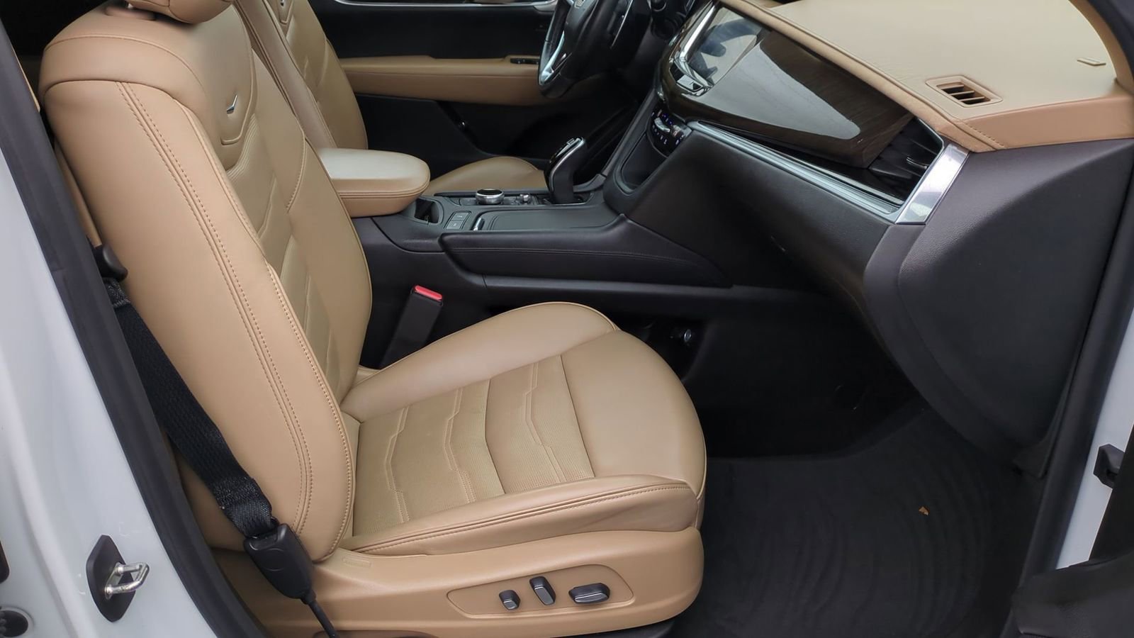 Used 2021 Cadillac XT6 Sport w/ LPO, ONYX Package image 24