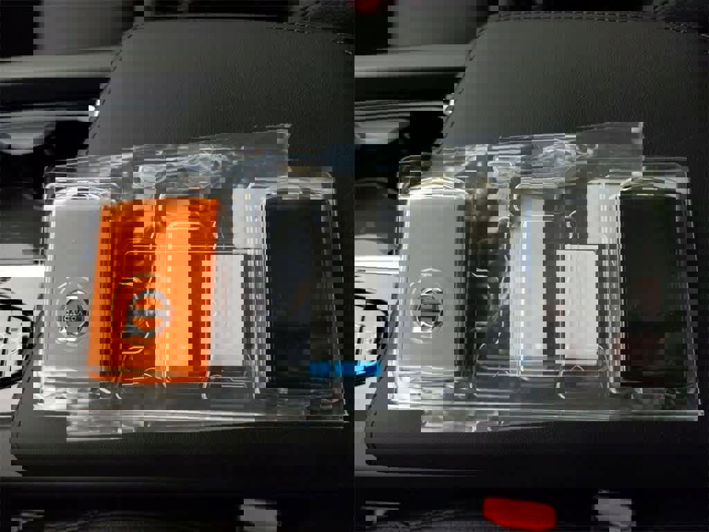 New 2025 Volvo XC60 T8 Plus w/ Protection Package Premier image 25