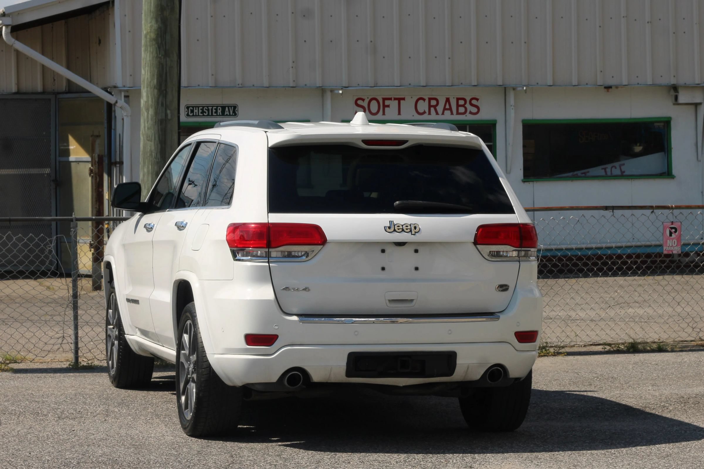 Used 2017 Jeep Grand Cherokee Overland w/ Jeep Active Safety Group AWD/4WD image 6