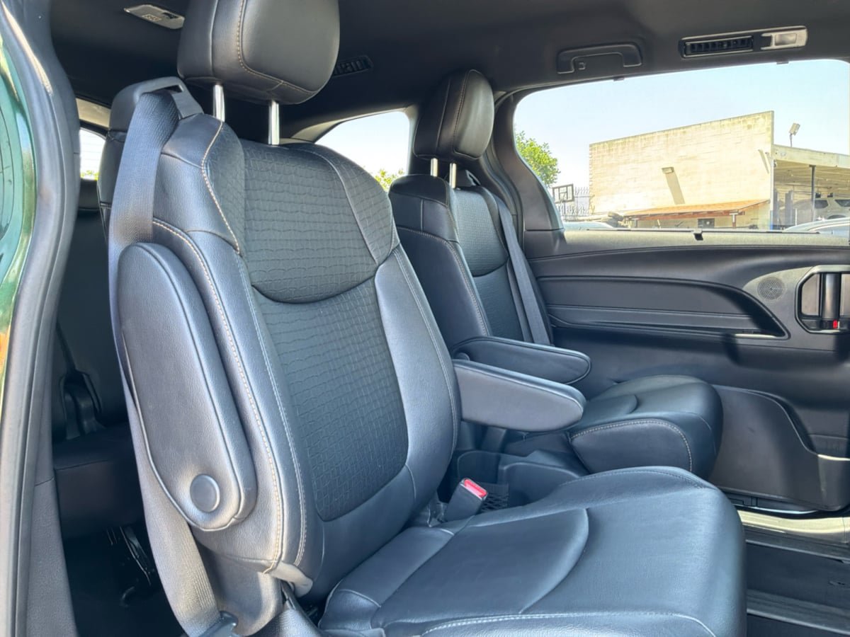 Used 2025 Toyota Sienna XLE Woodland Edition AWD/4WD image 19