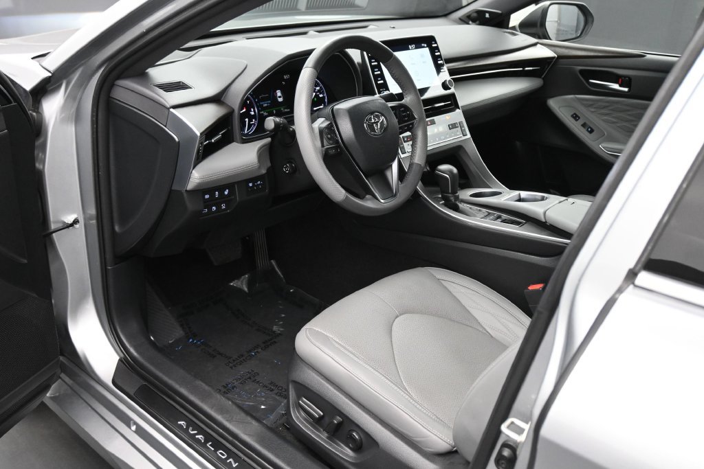 Used 2020 Toyota Avalon Limited w/ Advanced Safety Package FWD image 2