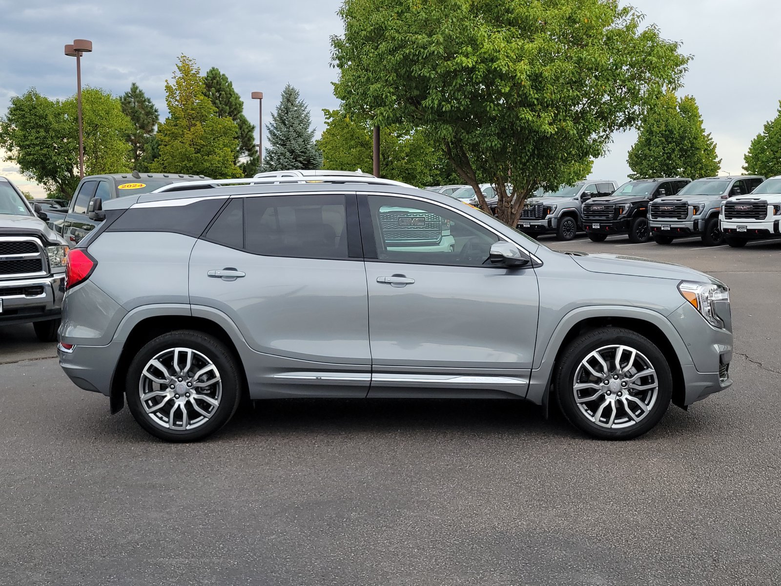 Used 2024 GMC Terrain Denali w/ Denali Premium Package AWD/4WD image 2