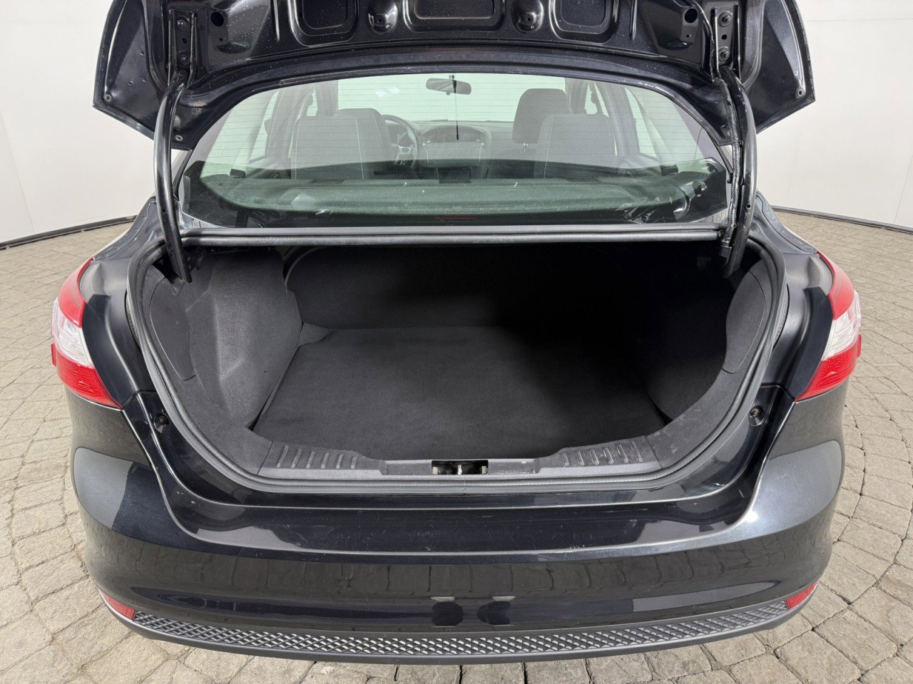 Used 2013 Ford Focus SE w/ SE Winter Pkg image 9