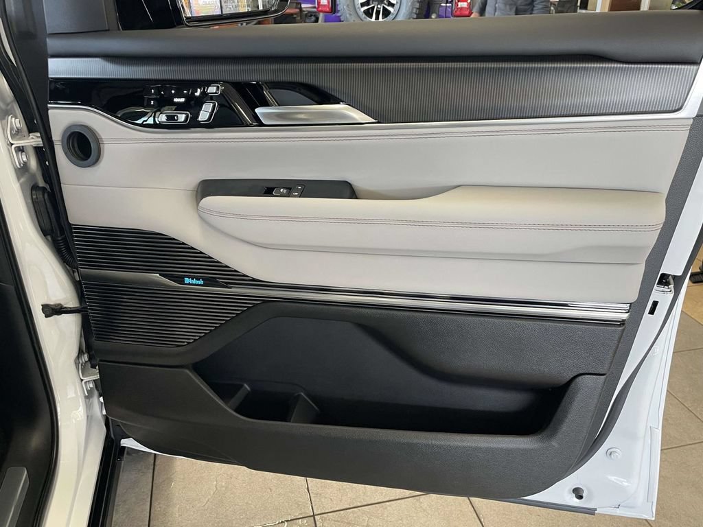 New 2026 Jeep Grand Wagoneer Summit w/ Premium Group III AWD/4WD image 15