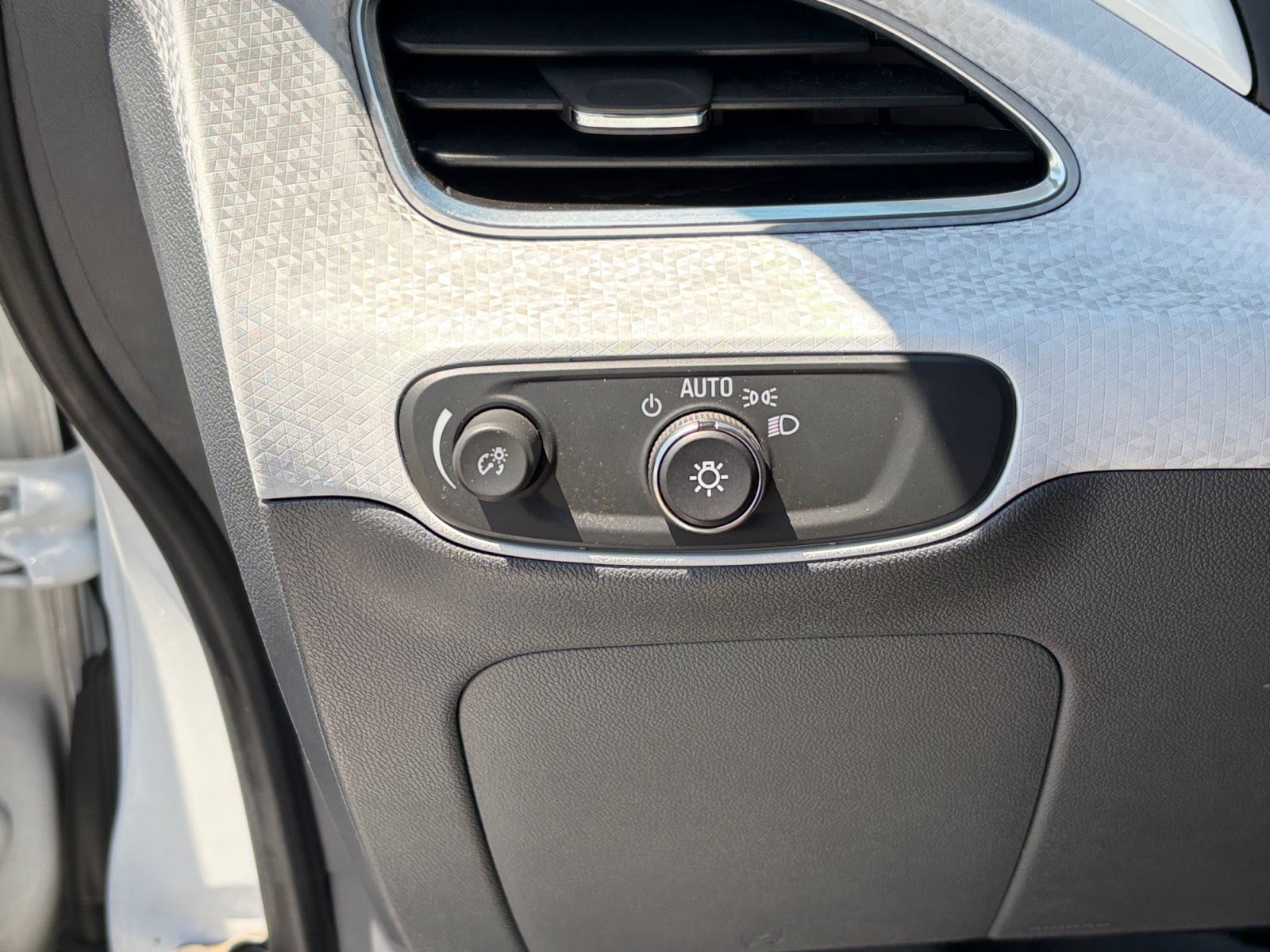 Used 2018 Chevrolet Bolt Premier w/ Infotainment Package FWD image 12
