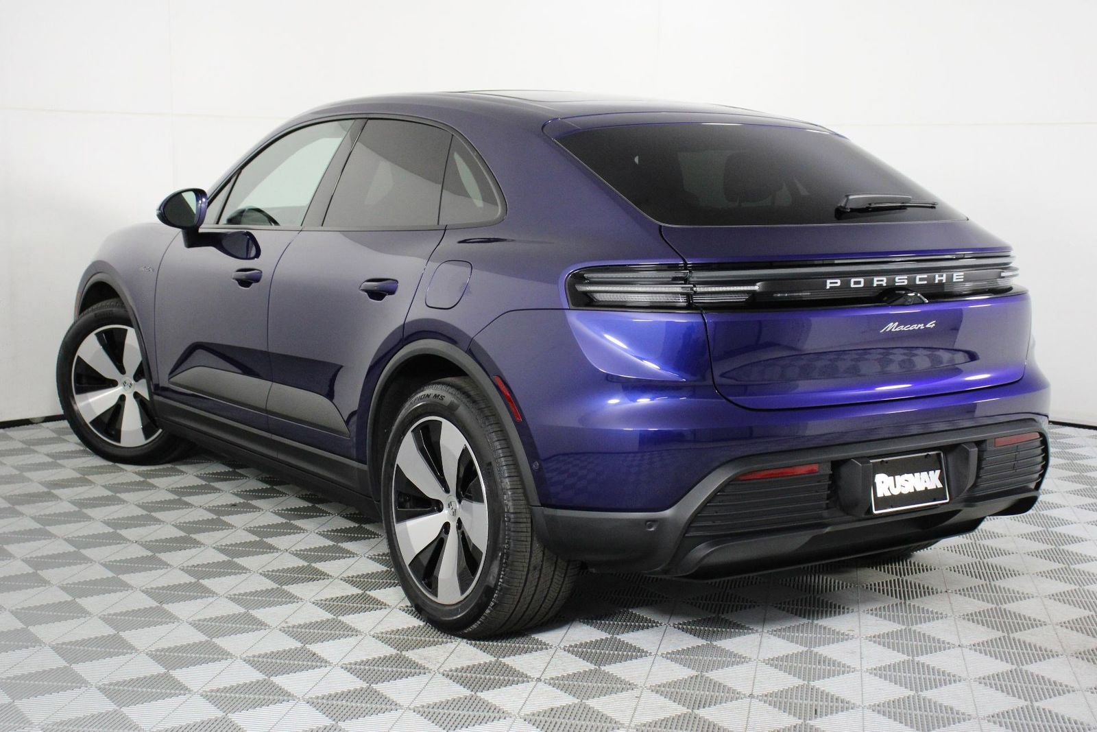 Certified 2025 Porsche Macan 4 Electric AWD/4WD image 3