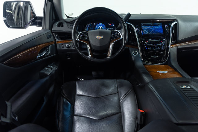 Used 2018 Cadillac Escalade Premium Luxury AWD/4WD image 3