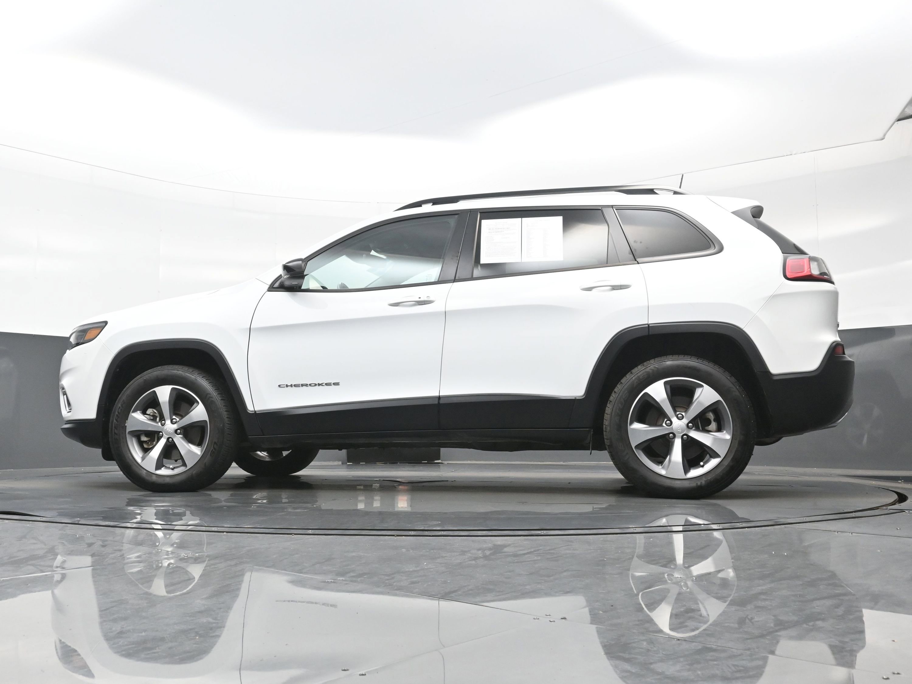 Used 2022 Jeep Cherokee Limited image 28