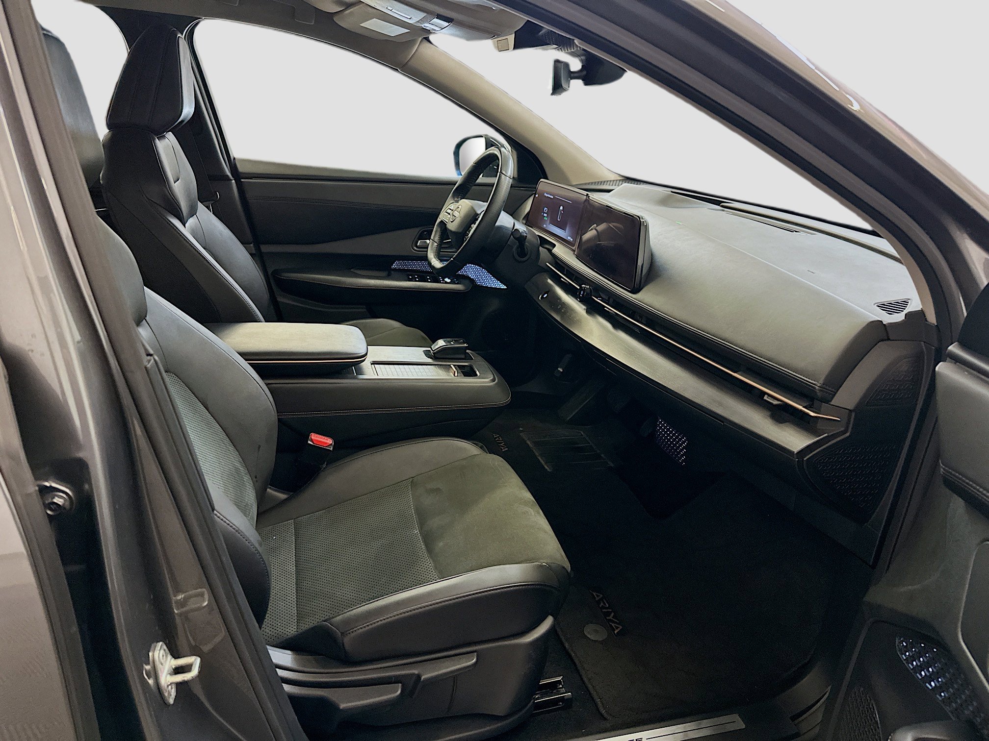 Used 2023 Nissan Ariya AWD image 32