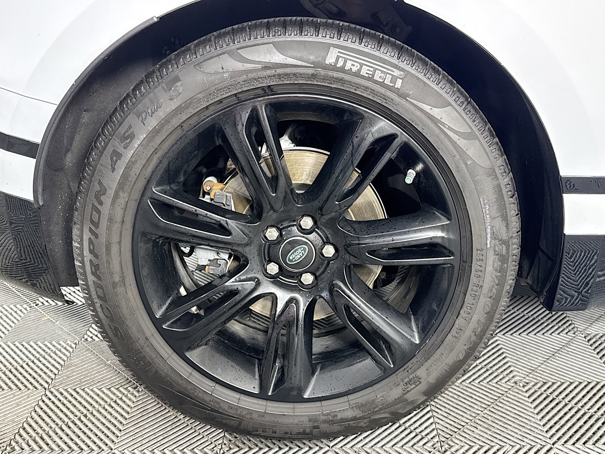 Used 2018 Land Rover Range Rover Velar R-Dynamic SE image 32