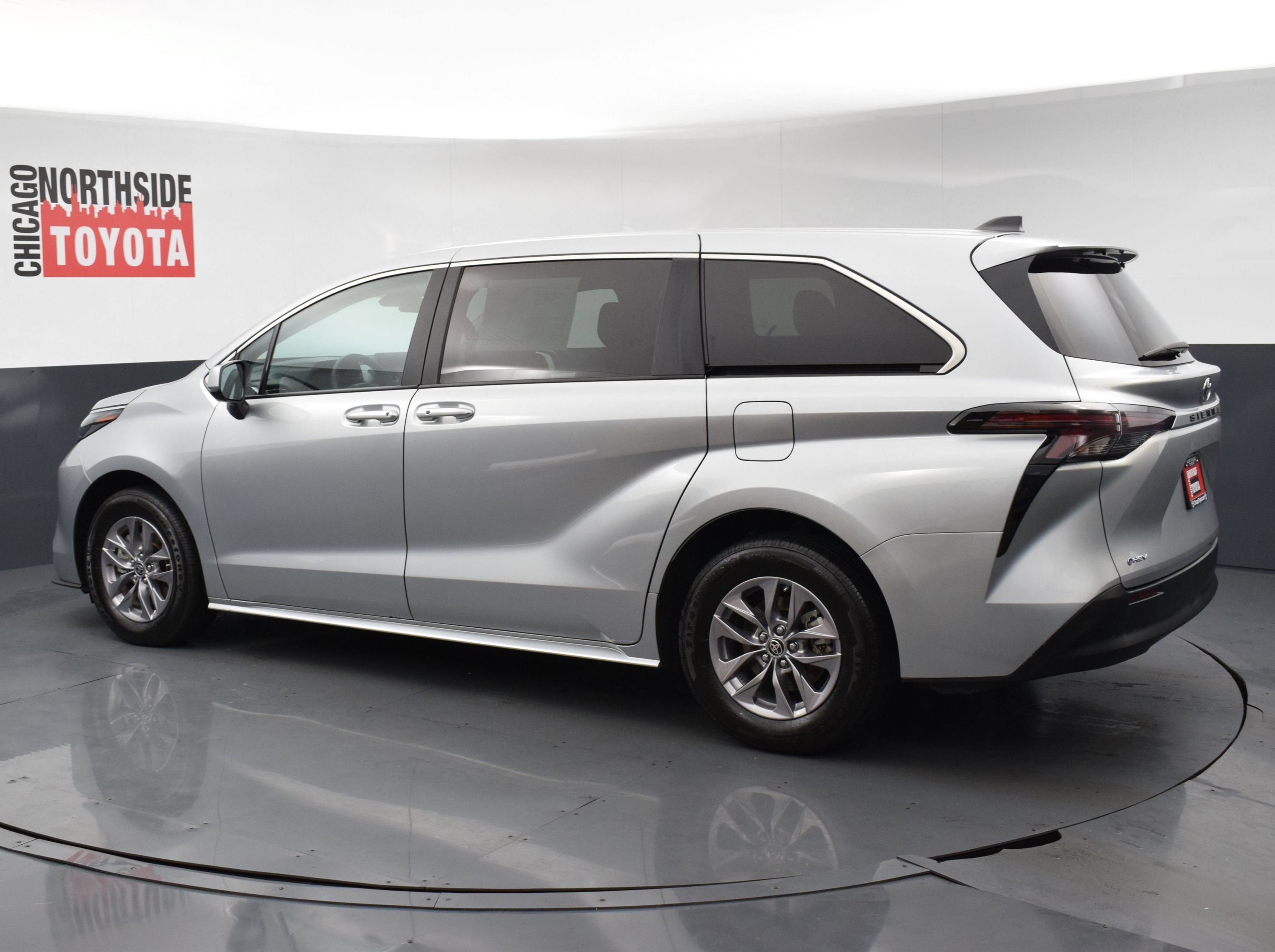 Used 2025 Toyota Sienna LE FWD image 2