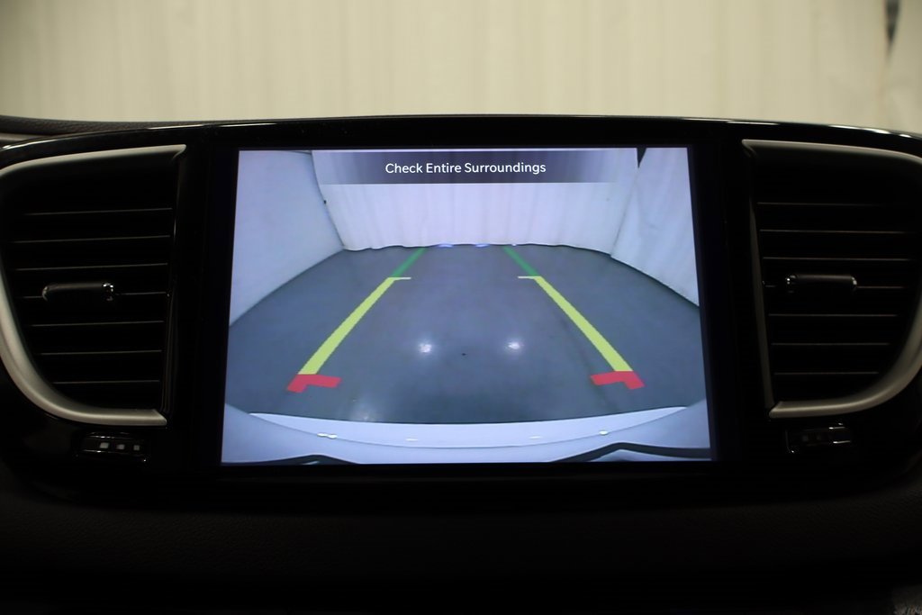 Used 2025 Chrysler Pacifica Select image 22