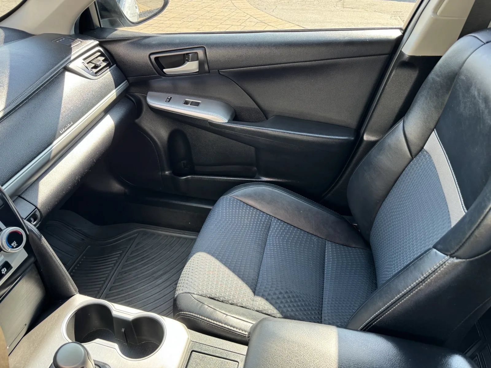 Used 2014 Toyota Camry SE FWD image 23