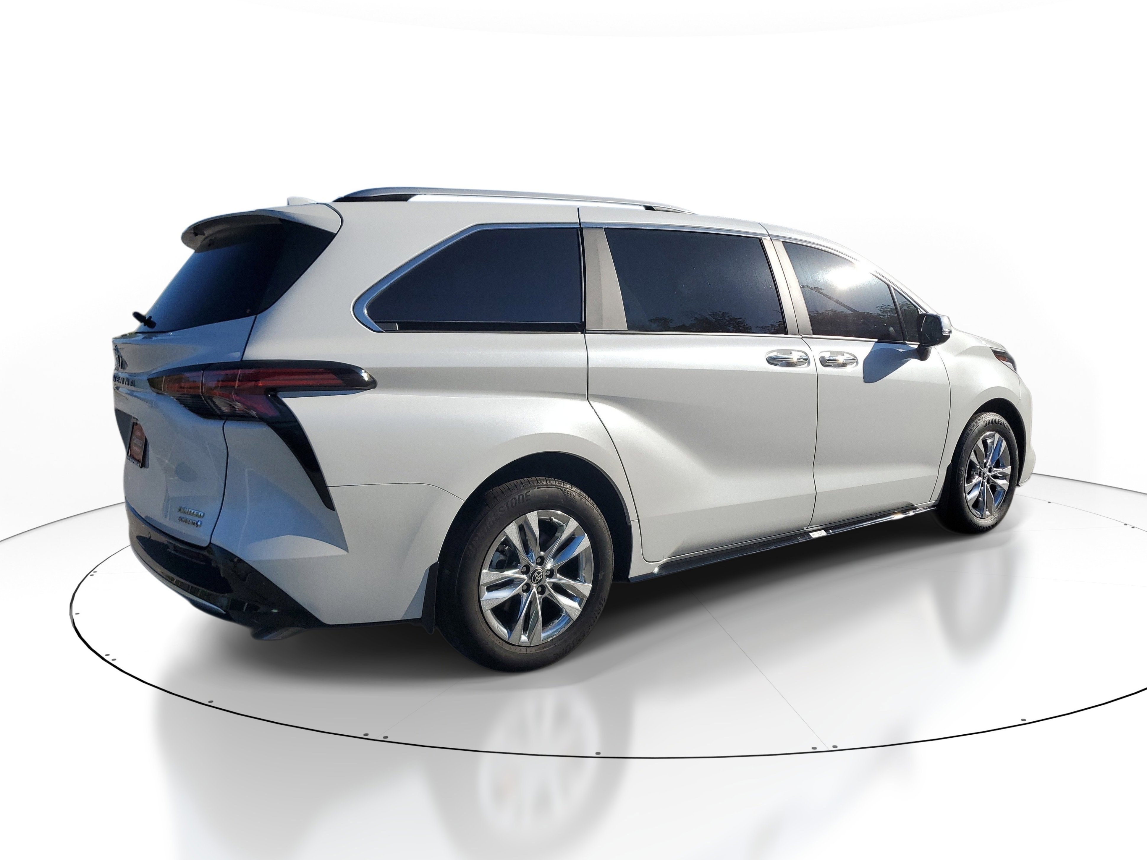 Used 2024 Toyota Sienna Limited FWD image 6