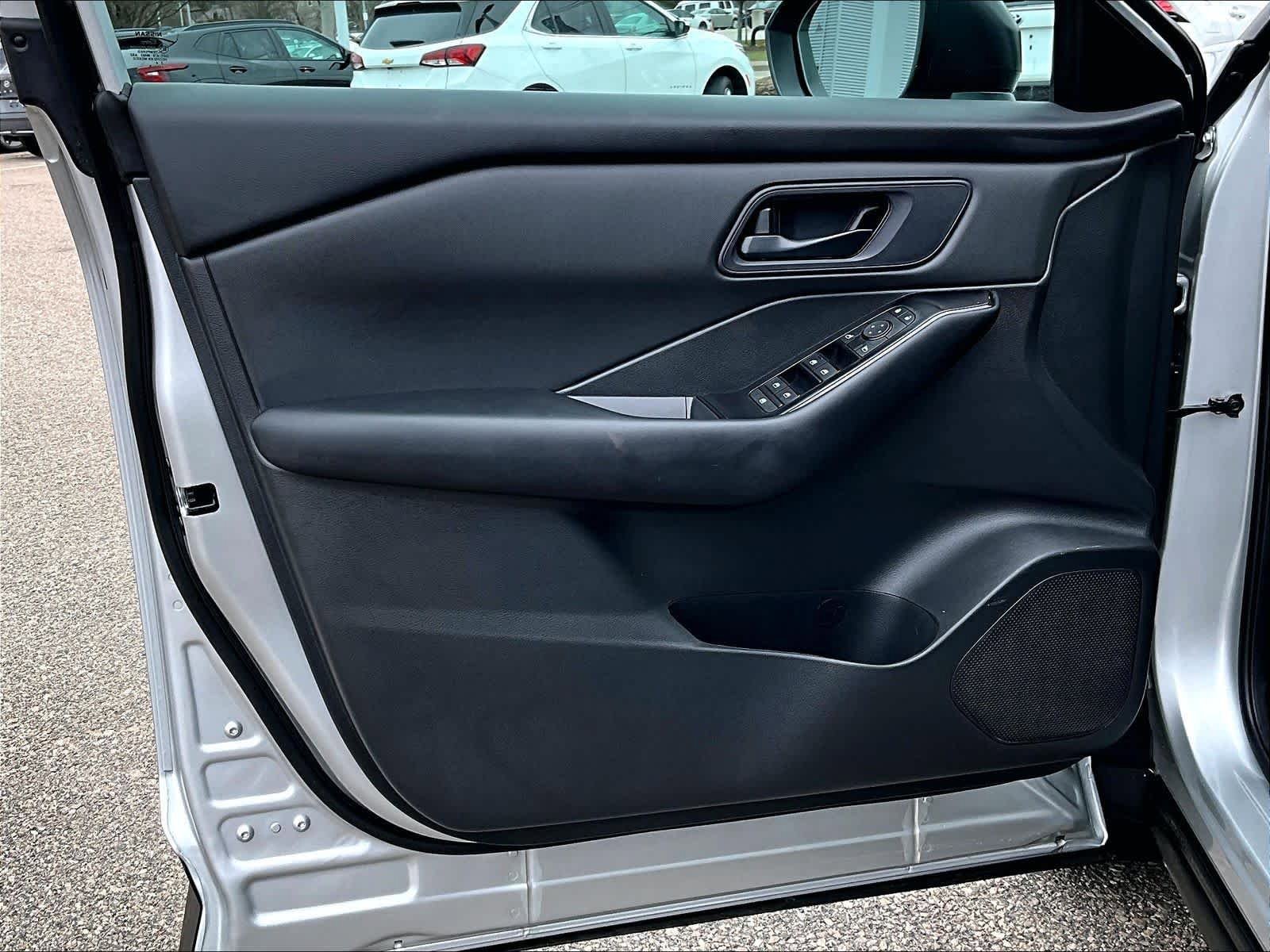 Used 2025 Nissan Rogue S image 9
