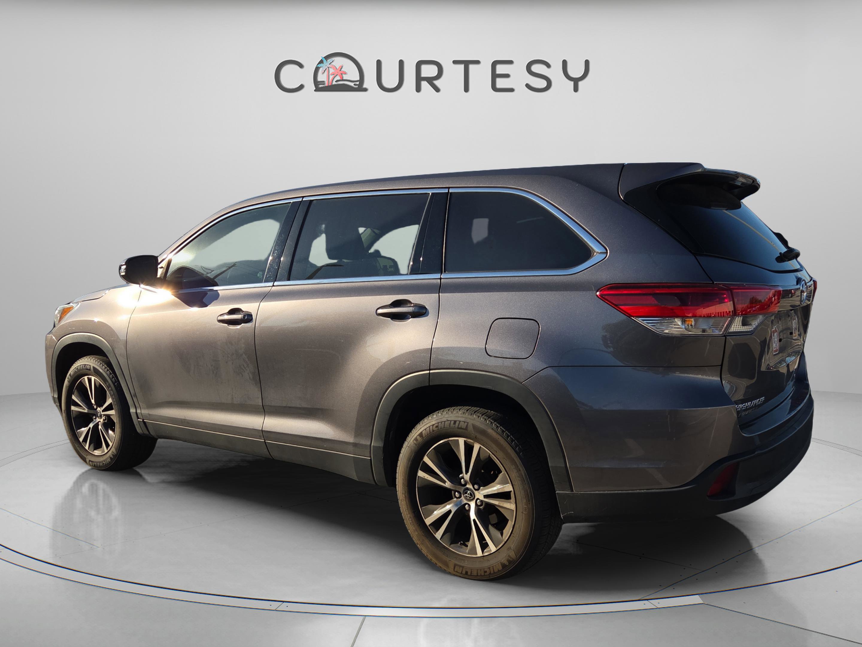 Used 2019 Toyota Highlander LE image 3