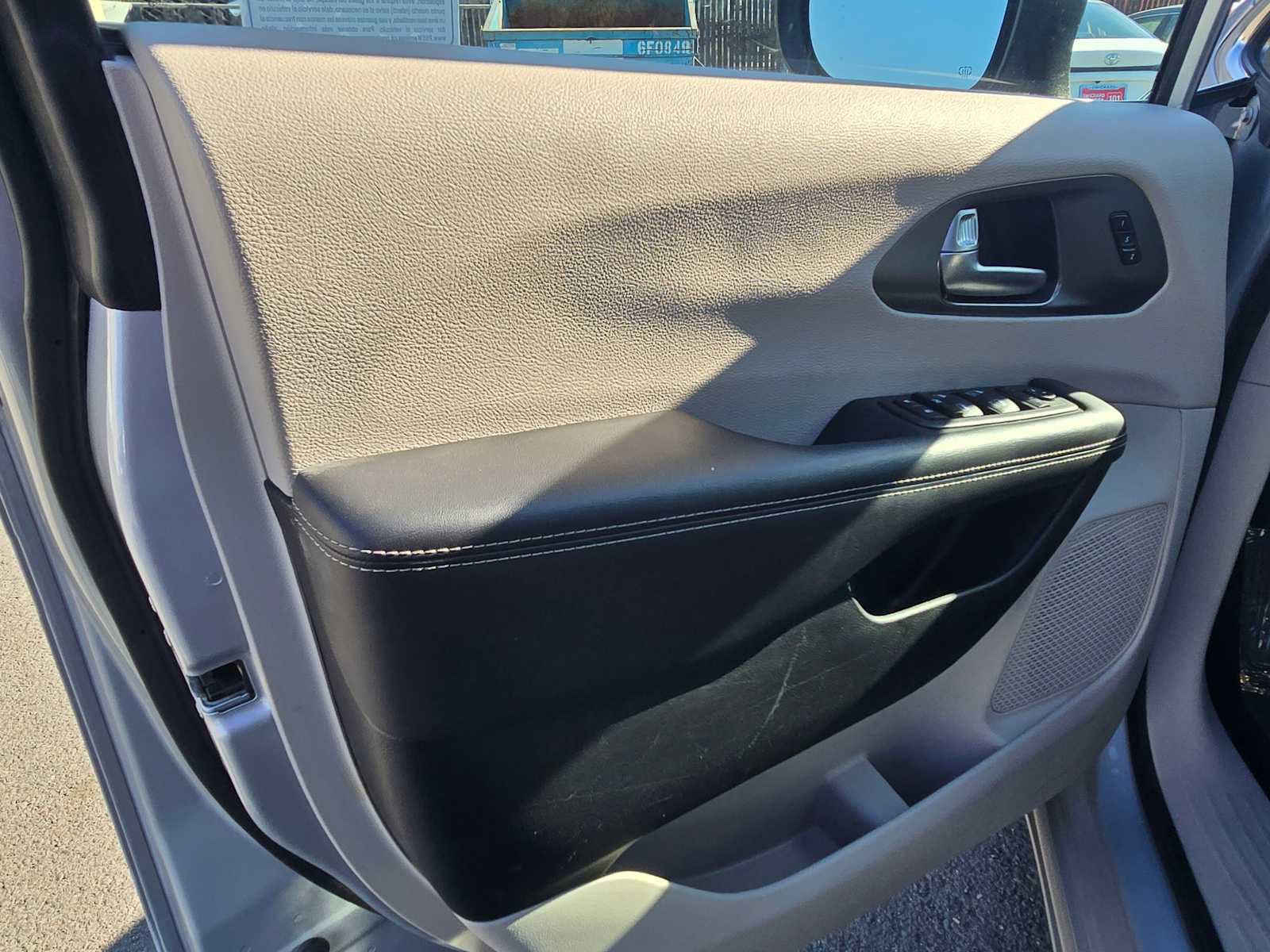 Used 2023 Chrysler Pacifica Touring-L image 22