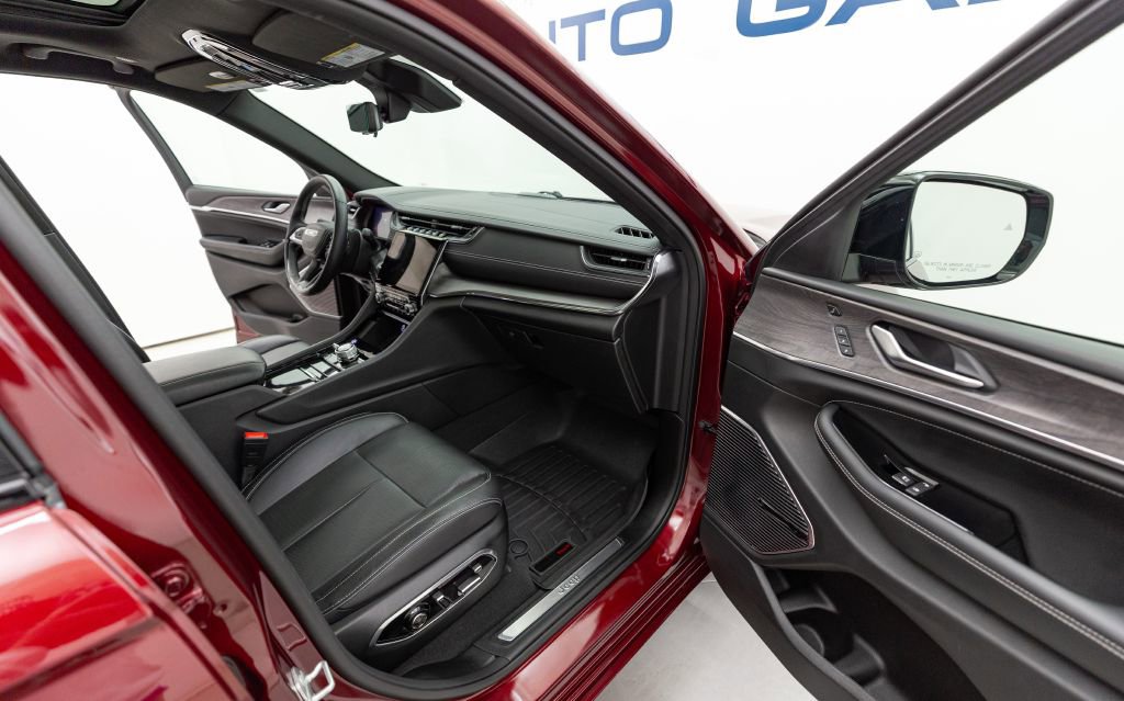 Used 2023 Jeep Grand Cherokee Overland w/ Advanced Protech Group III image 37