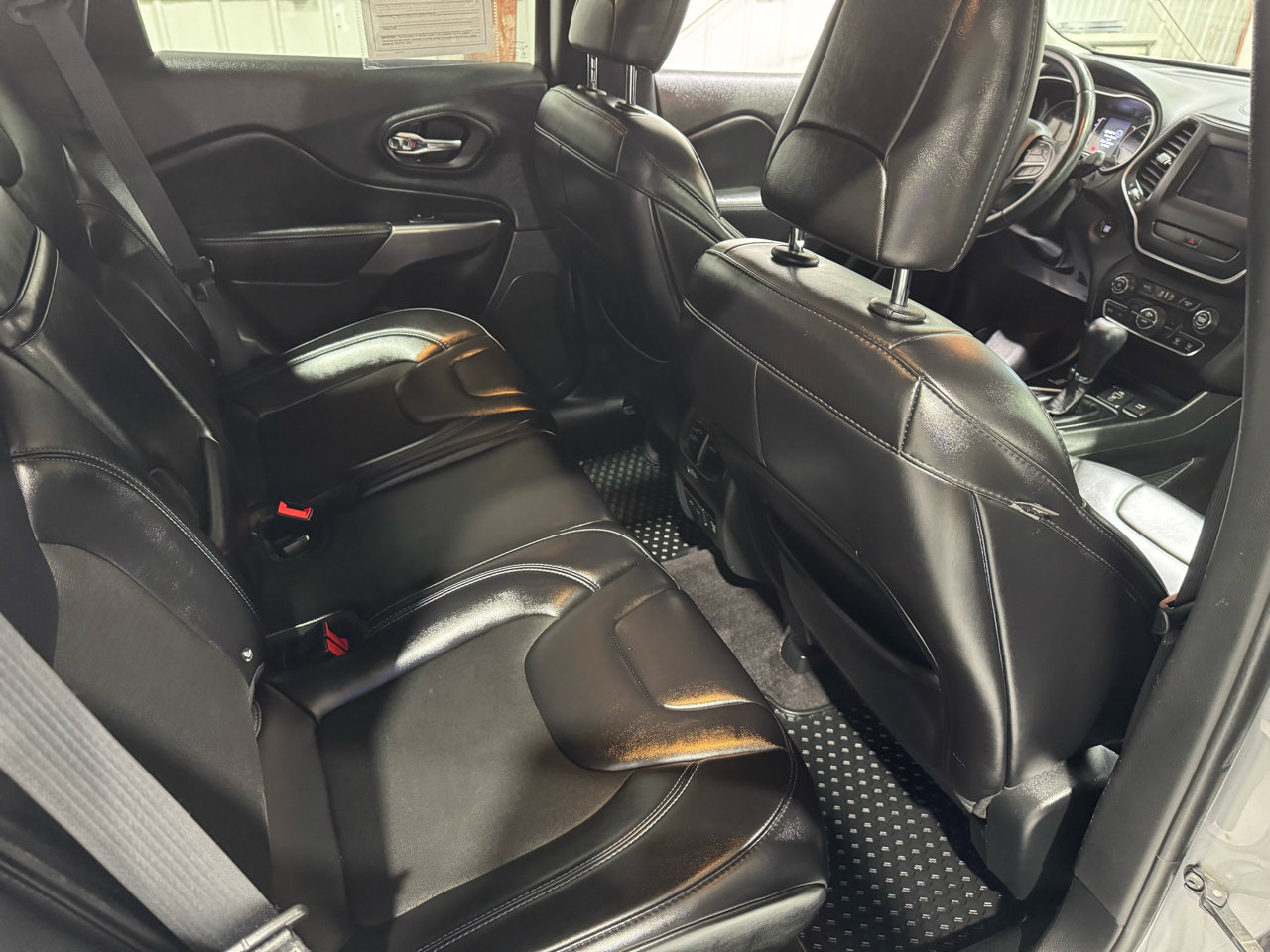 Used 2019 Jeep Cherokee Latitude Plus w/ Comfort/Convenience Group image 18