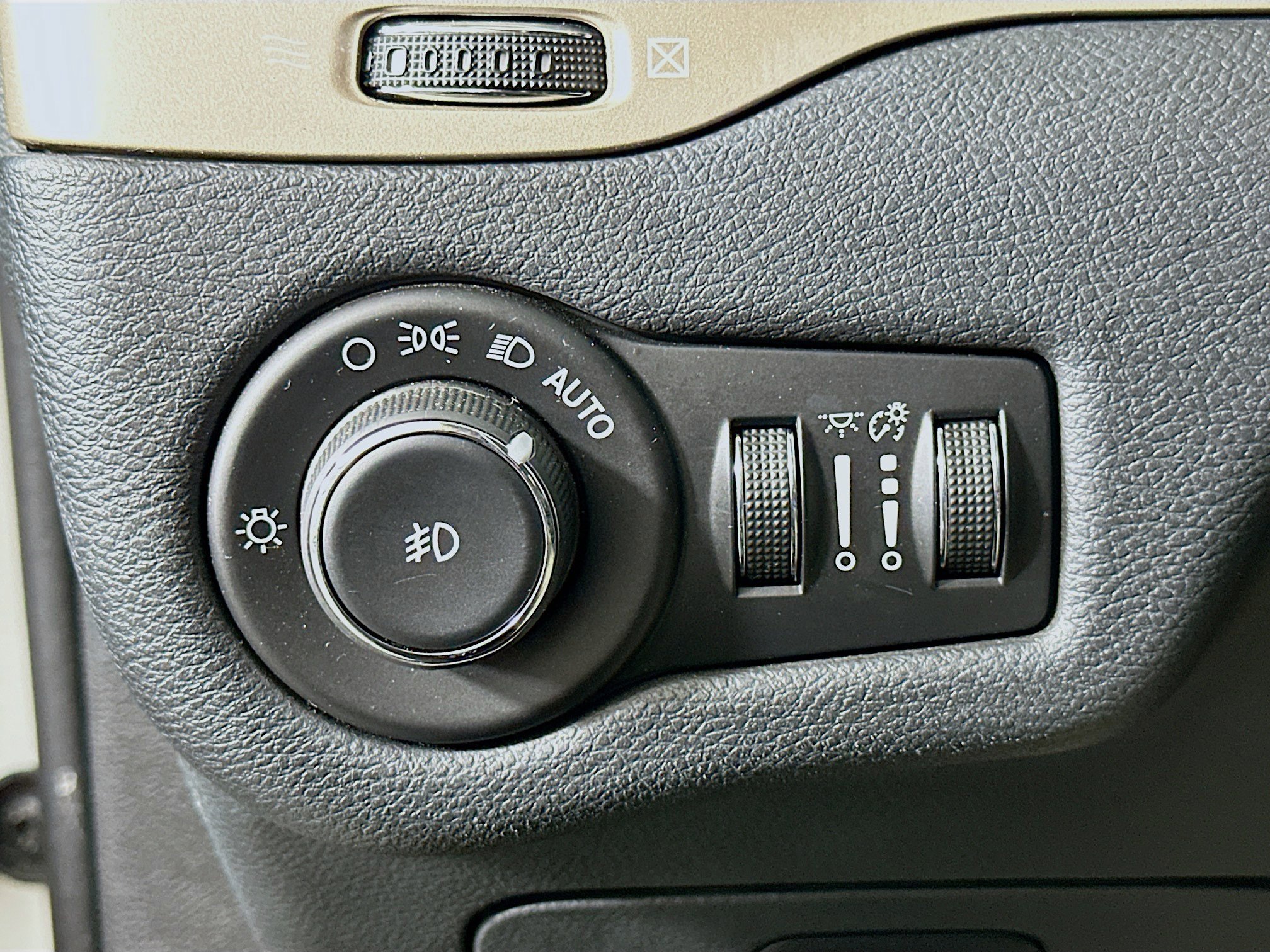 Used 2016 Jeep Cherokee Limited w/ Technology Group image 17