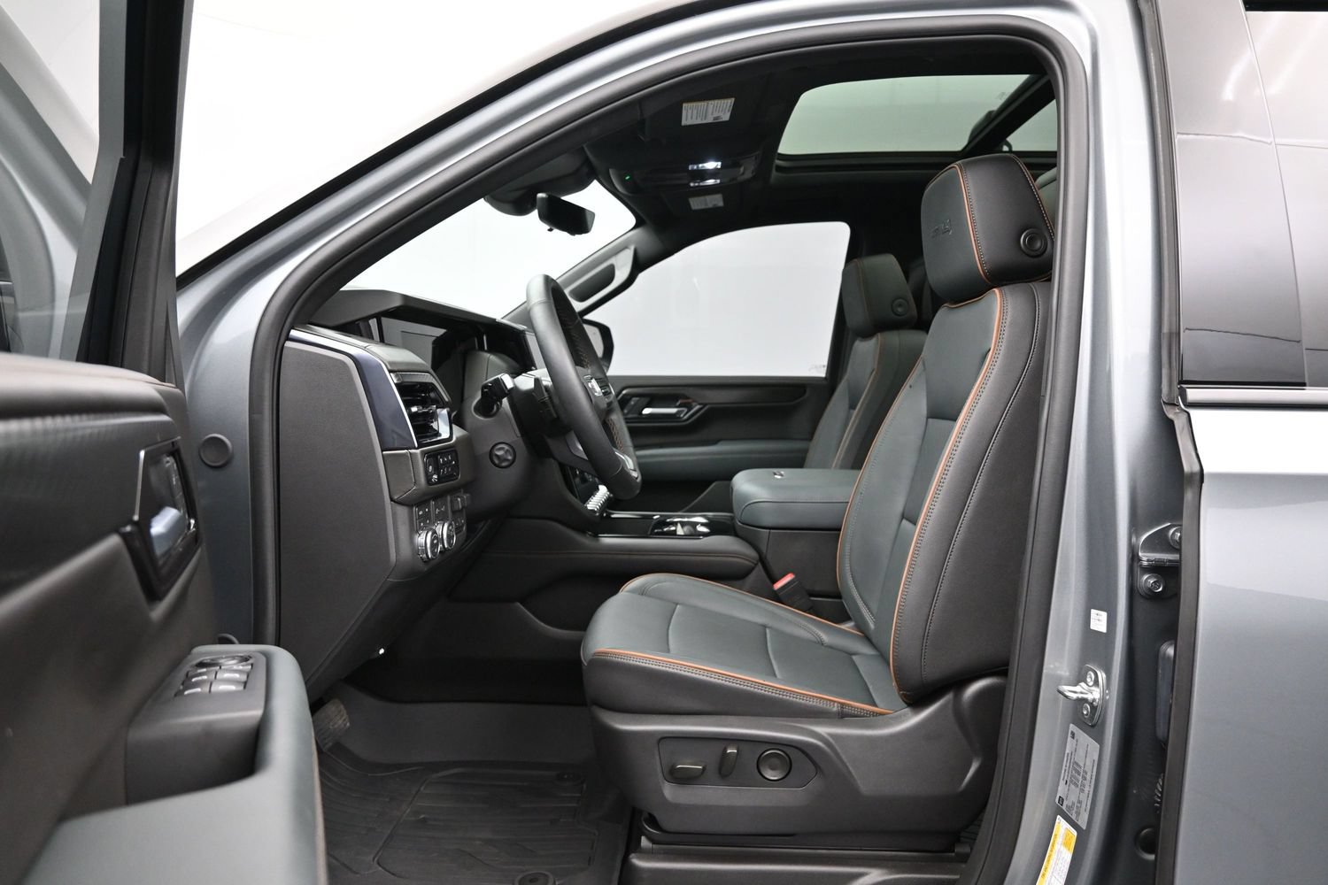 Used 2025 GMC Yukon AT4 w/ AT4 Premium Plus Package AWD/4WD image 9