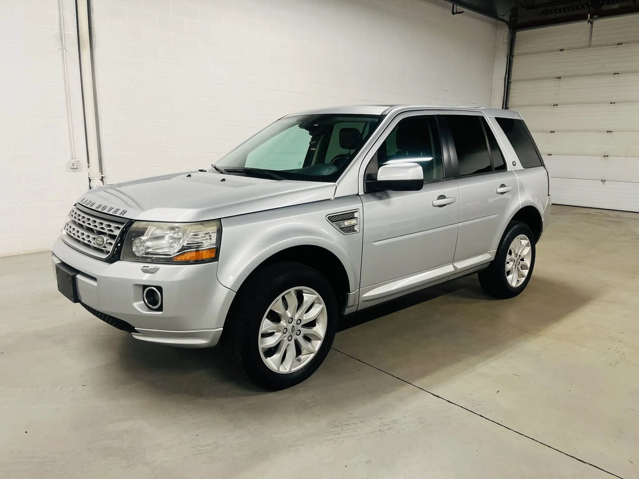 Used 2013 Land Rover LR2 HSE AWD/4WD image 2