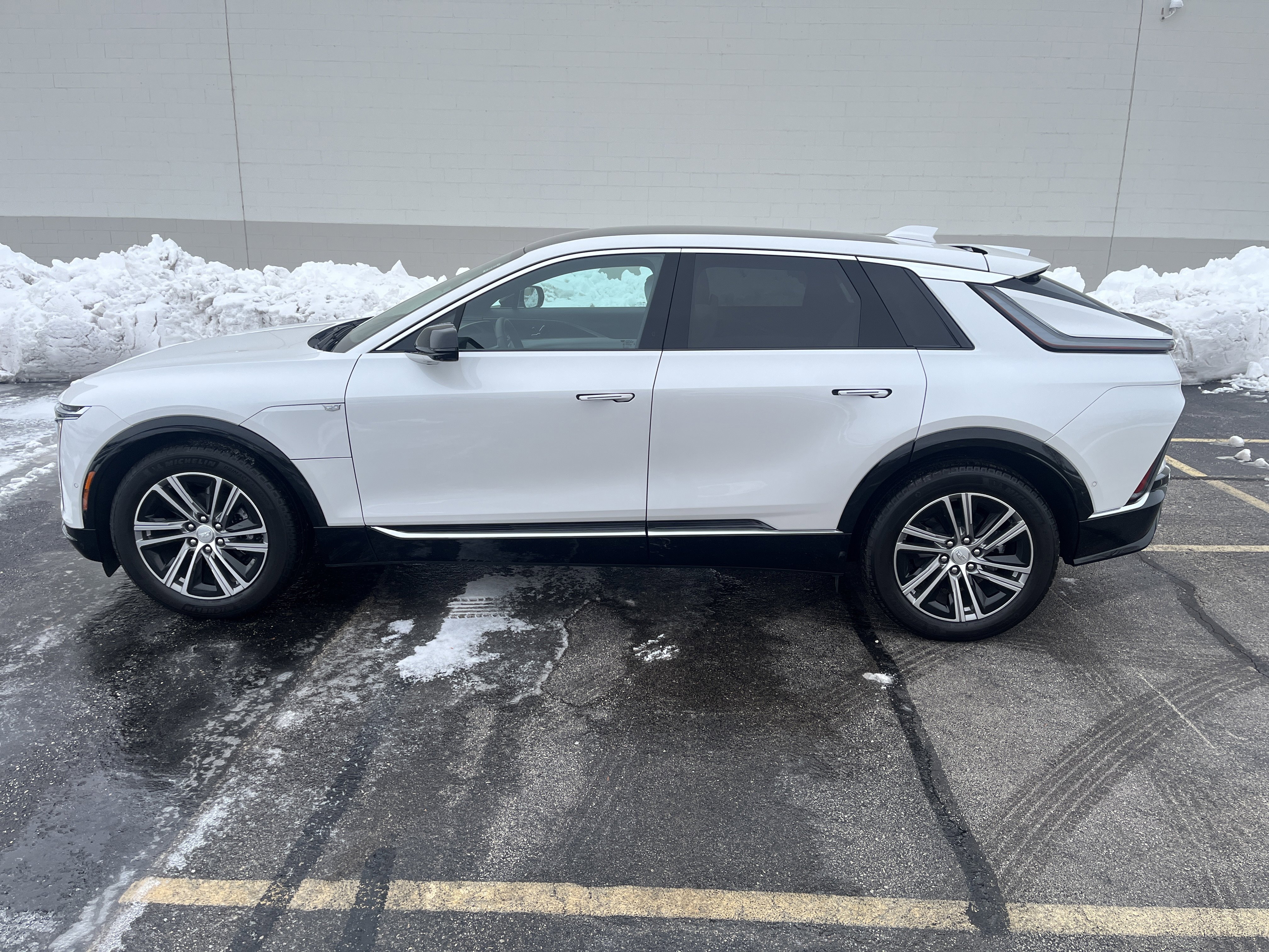 Used 2025 Cadillac Lyriq Luxury image 3