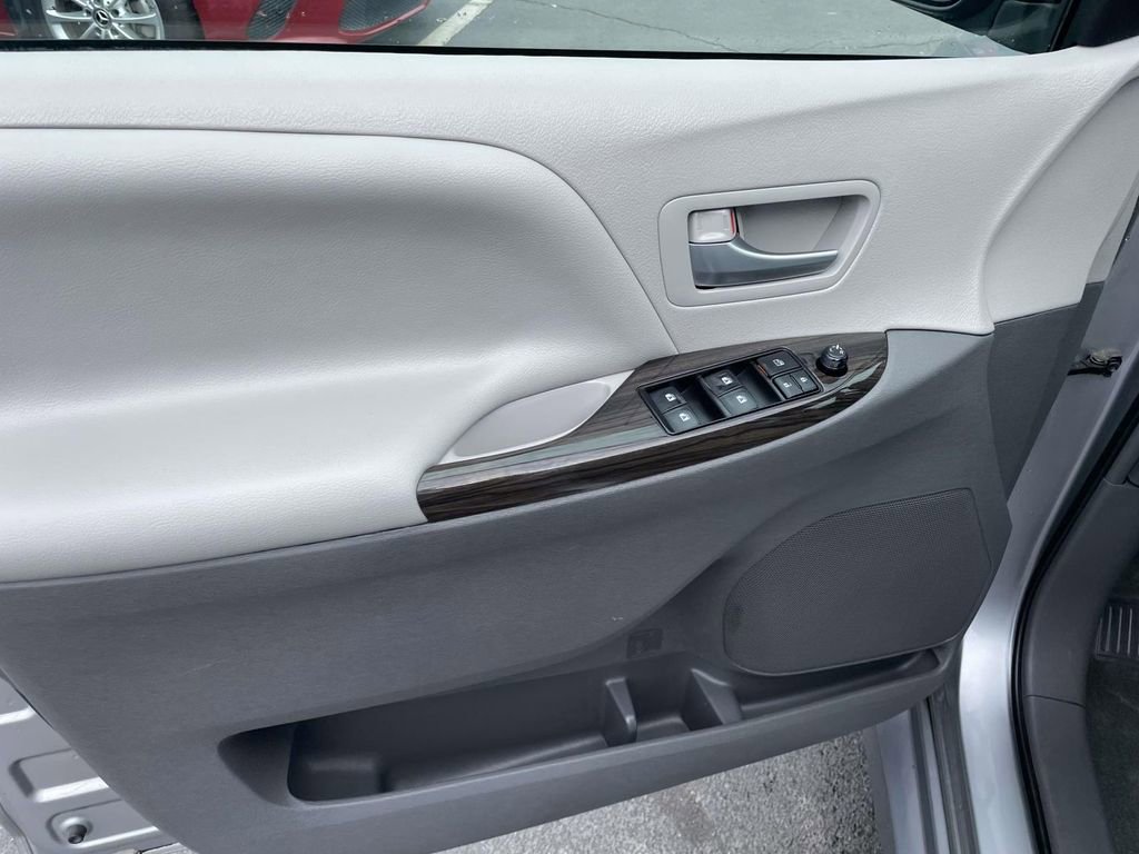 Used 2018 Toyota Sienna XLE Premium image 27