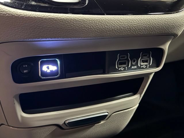 Used 2024 Chrysler Pacifica Touring-L FWD image 31