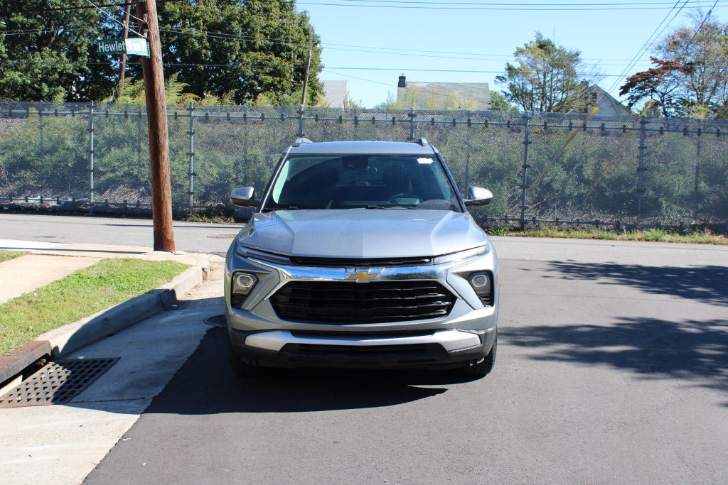 Used 2025 Chevrolet TrailBlazer LT AWD/4WD image 3