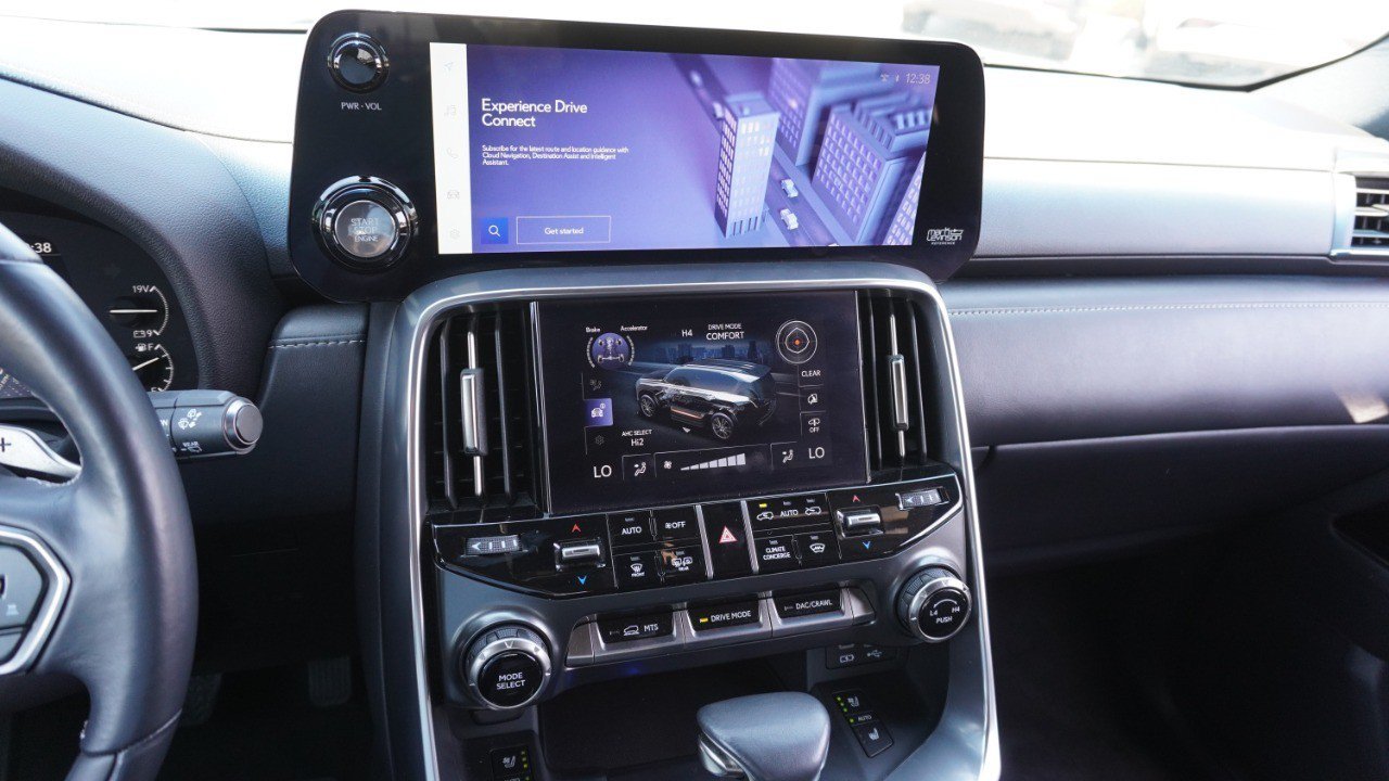 Used 2022 Lexus LX 600 4WD w/ Accessory Package (Z1) image 16