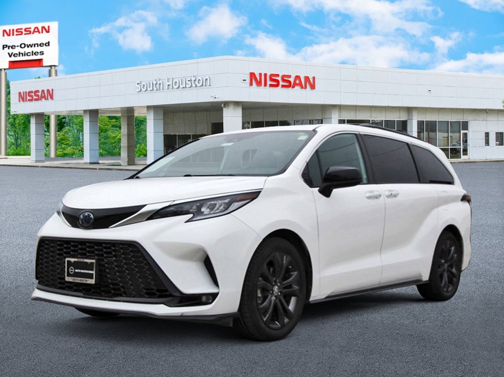 Used 2023 Toyota Sienna XSE image 2