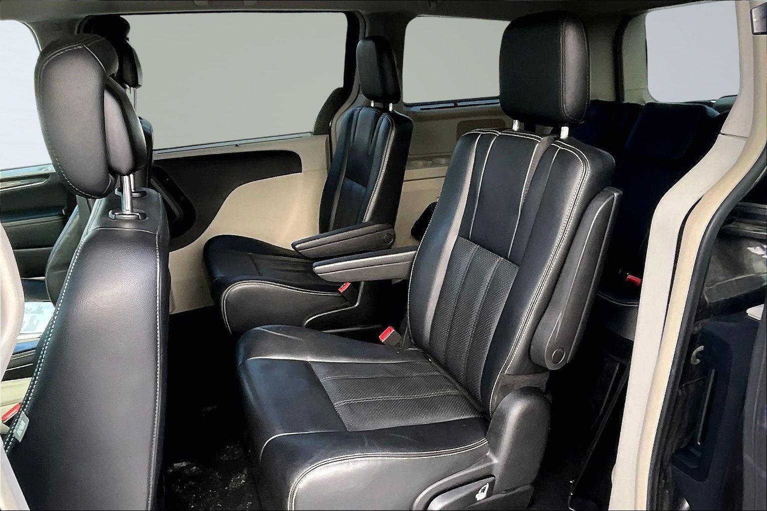 Used 2015 Chrysler Town & Country Touring-L w/ Driver Convenience Group image 17