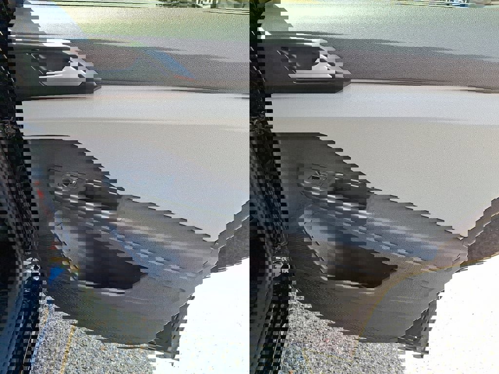 Used 2022 Volkswagen Taos SEL image 14