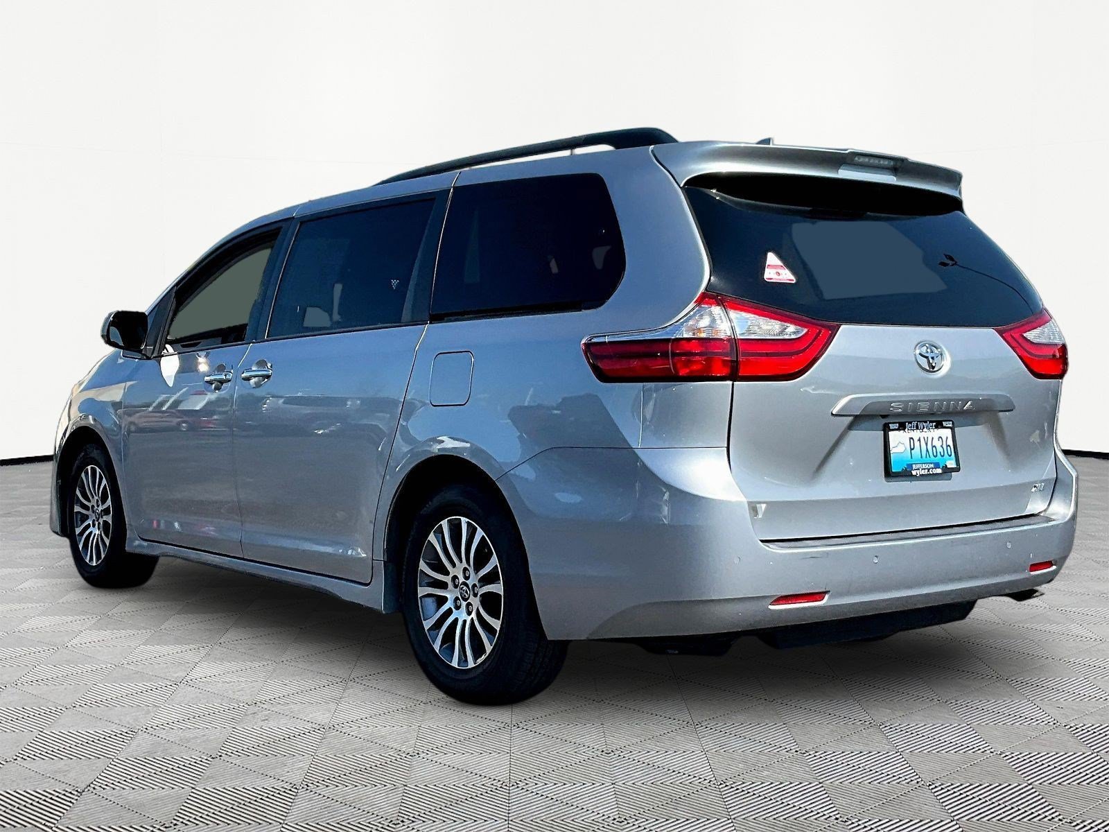 Used 2018 Toyota Sienna XLE Premium FWD image 4