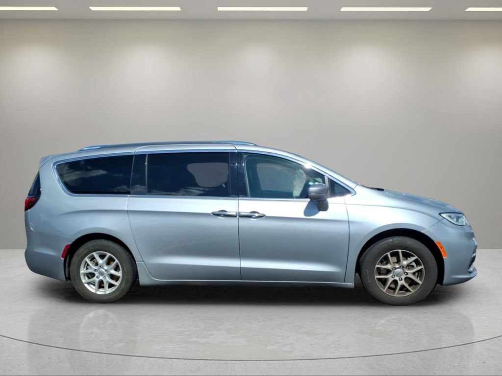Used 2021 Chrysler Pacifica Touring-L FWD image 2
