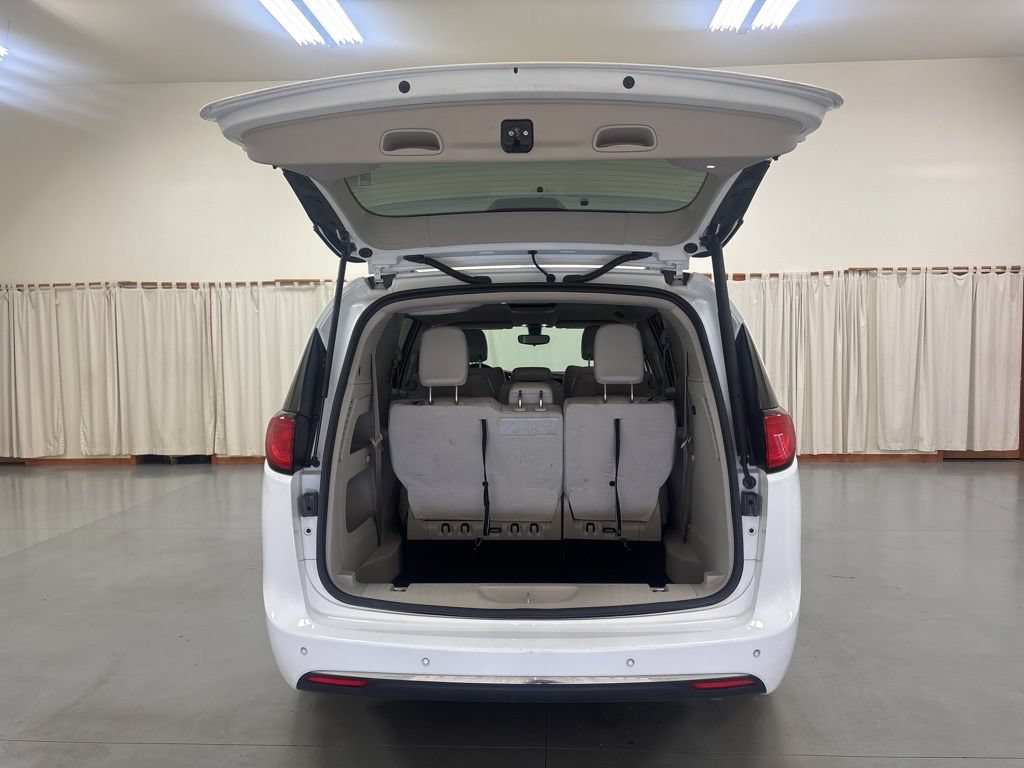 Used 2018 Chrysler Pacifica Touring-L w/ Tire & Wheel Group FWD image 9