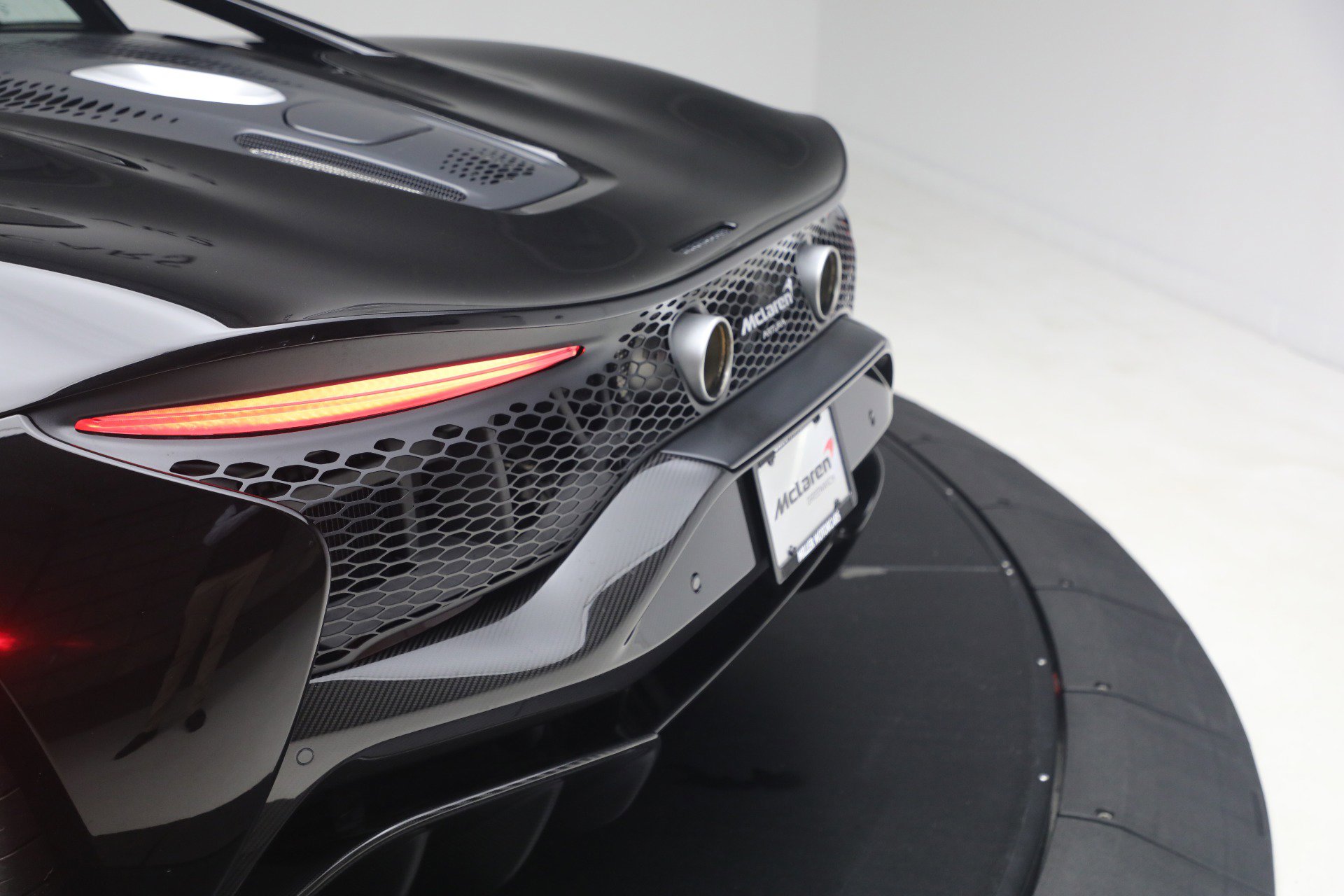 Used 2024 McLaren Artura RWD image 40