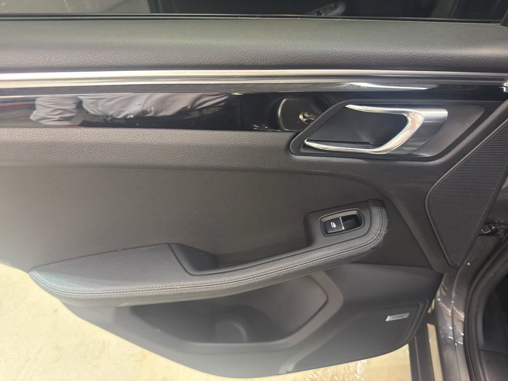 Used 2017 Porsche Macan AWD/4WD image 30