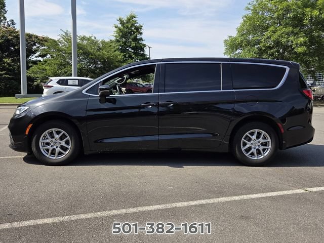 Used 2023 Chrysler Pacifica Touring FWD image 2