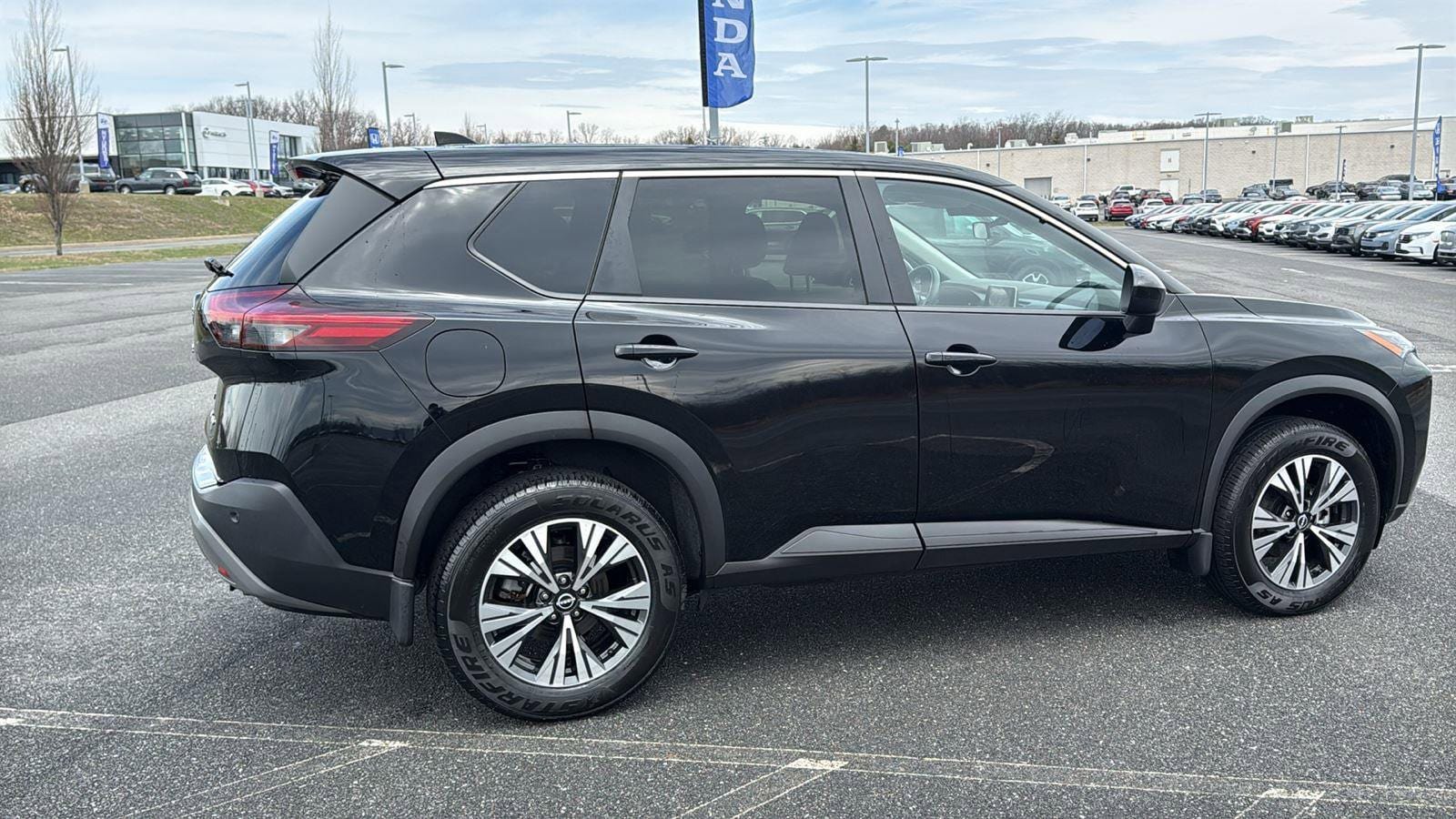 Used 2023 Nissan Rogue SV image 4