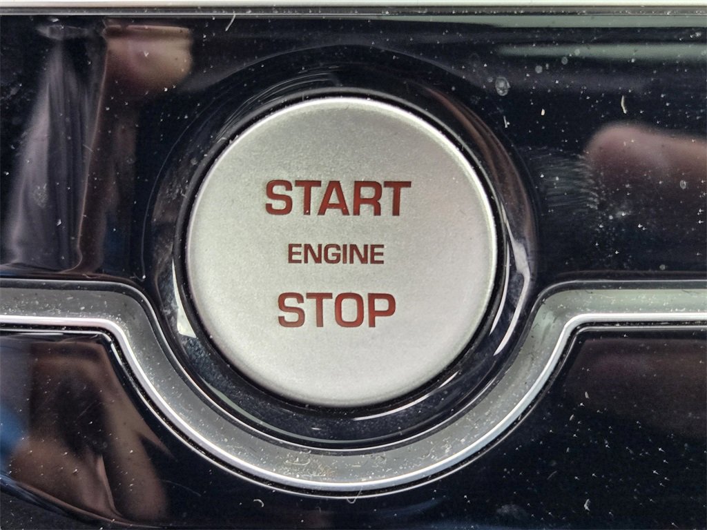 Used 2019 Jaguar F-PACE Premium image 18