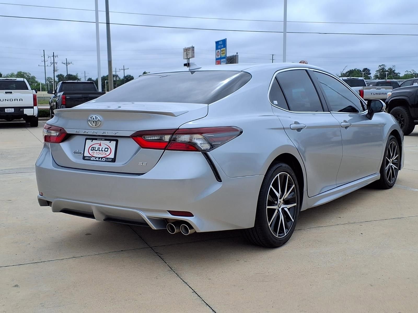 Used 2022 Toyota Camry SE w/ Audio Upgrade Package FWD image 6