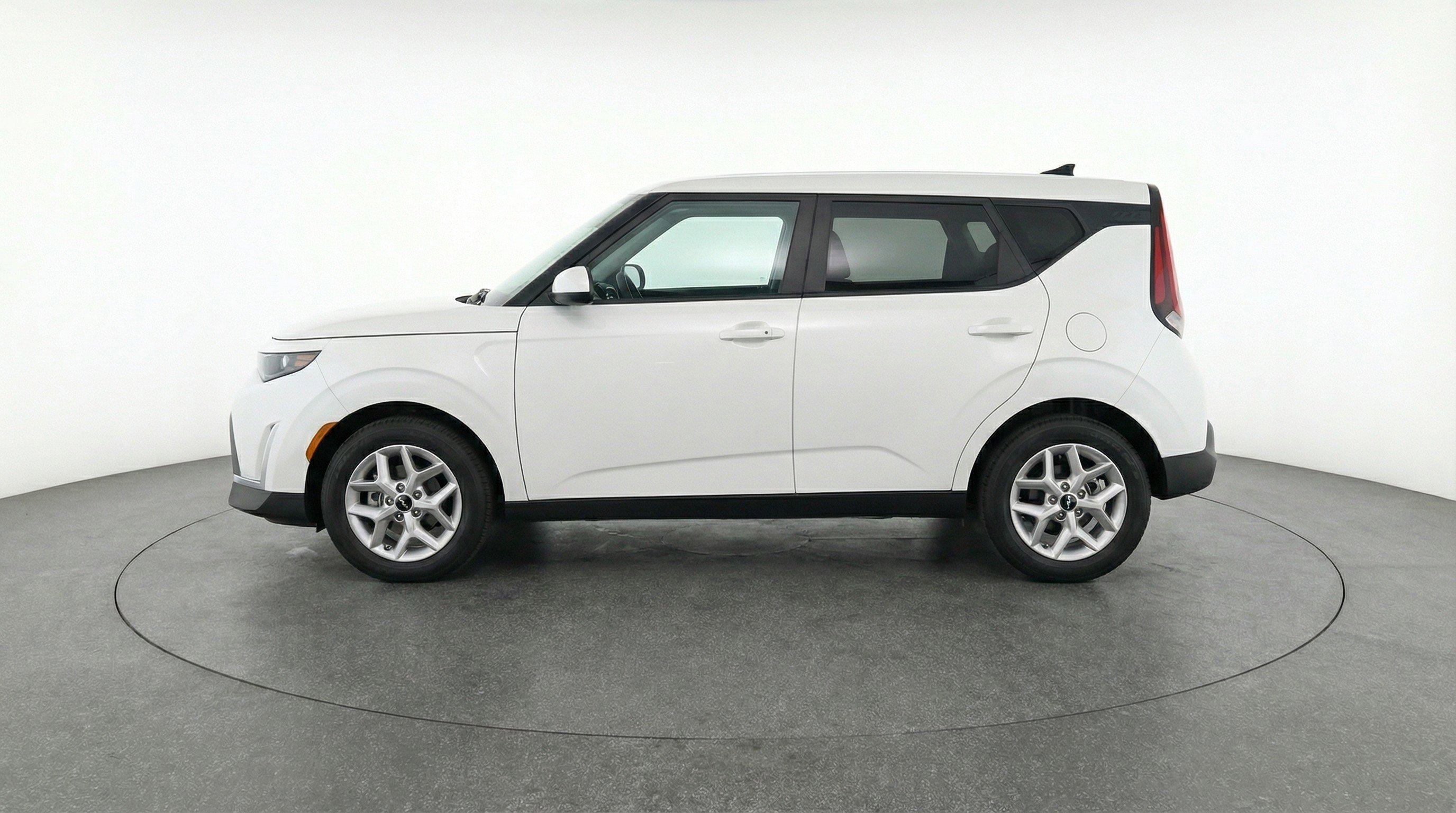 Used 2025 Kia Soul LX w/ LX Technology Package FWD image 5