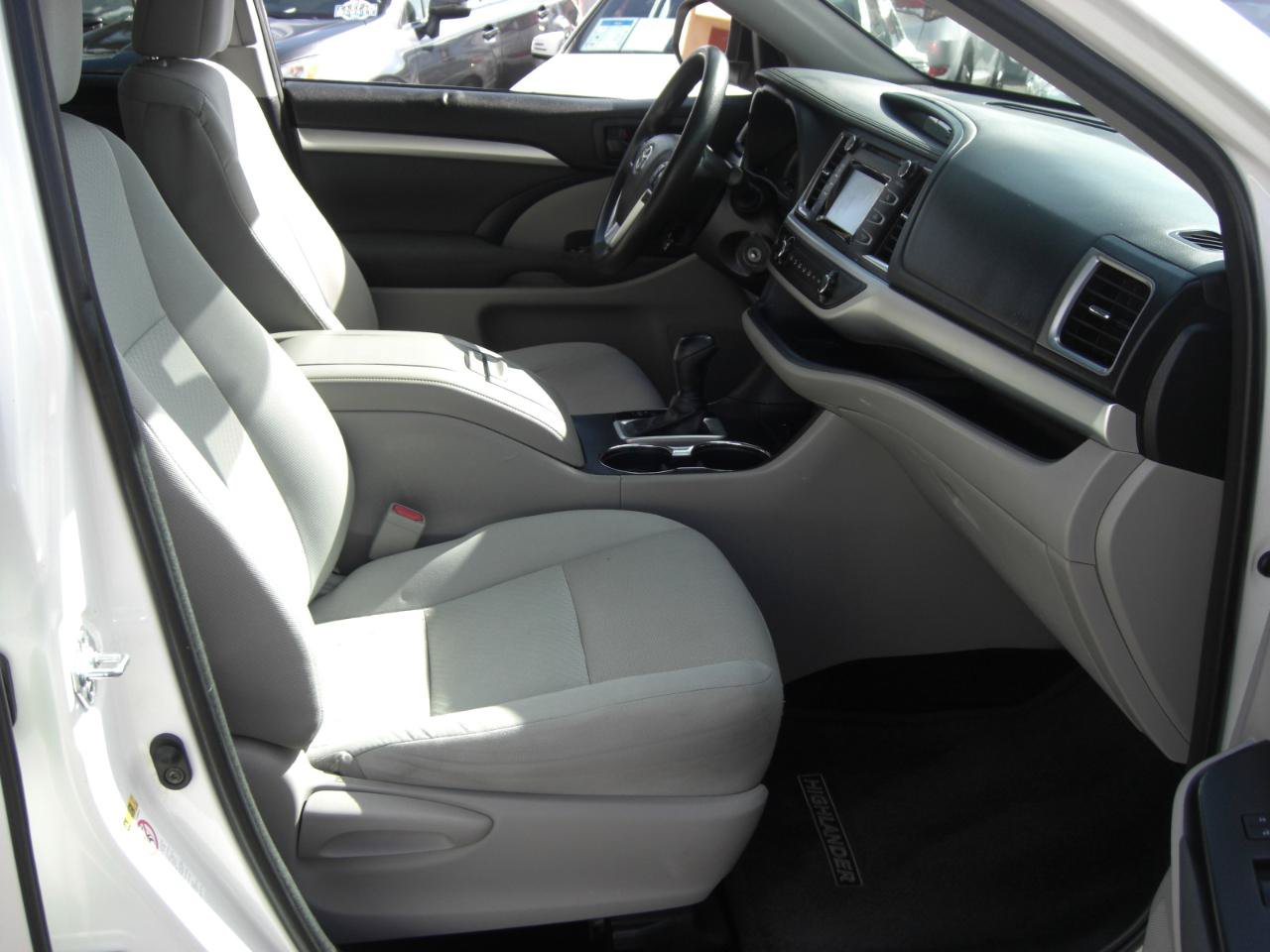 Used 2017 Toyota Highlander LE w/ Carpet Mat Package FWD image 16