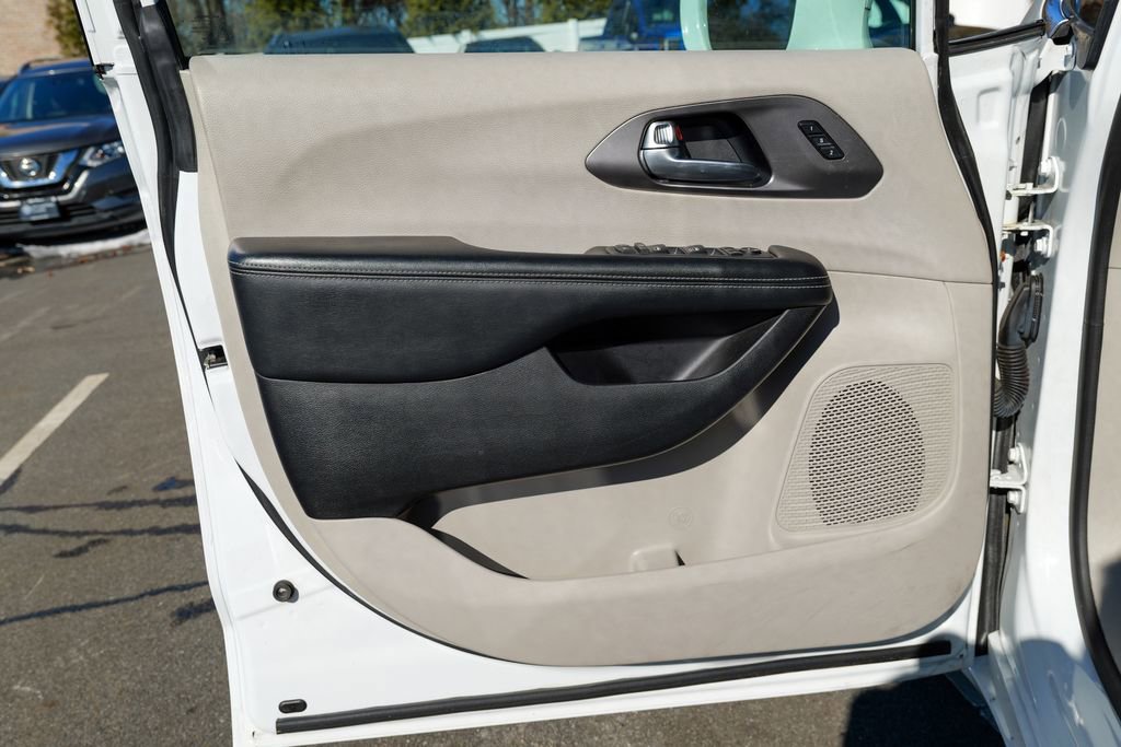 Used 2021 Chrysler Pacifica Touring-L image 13